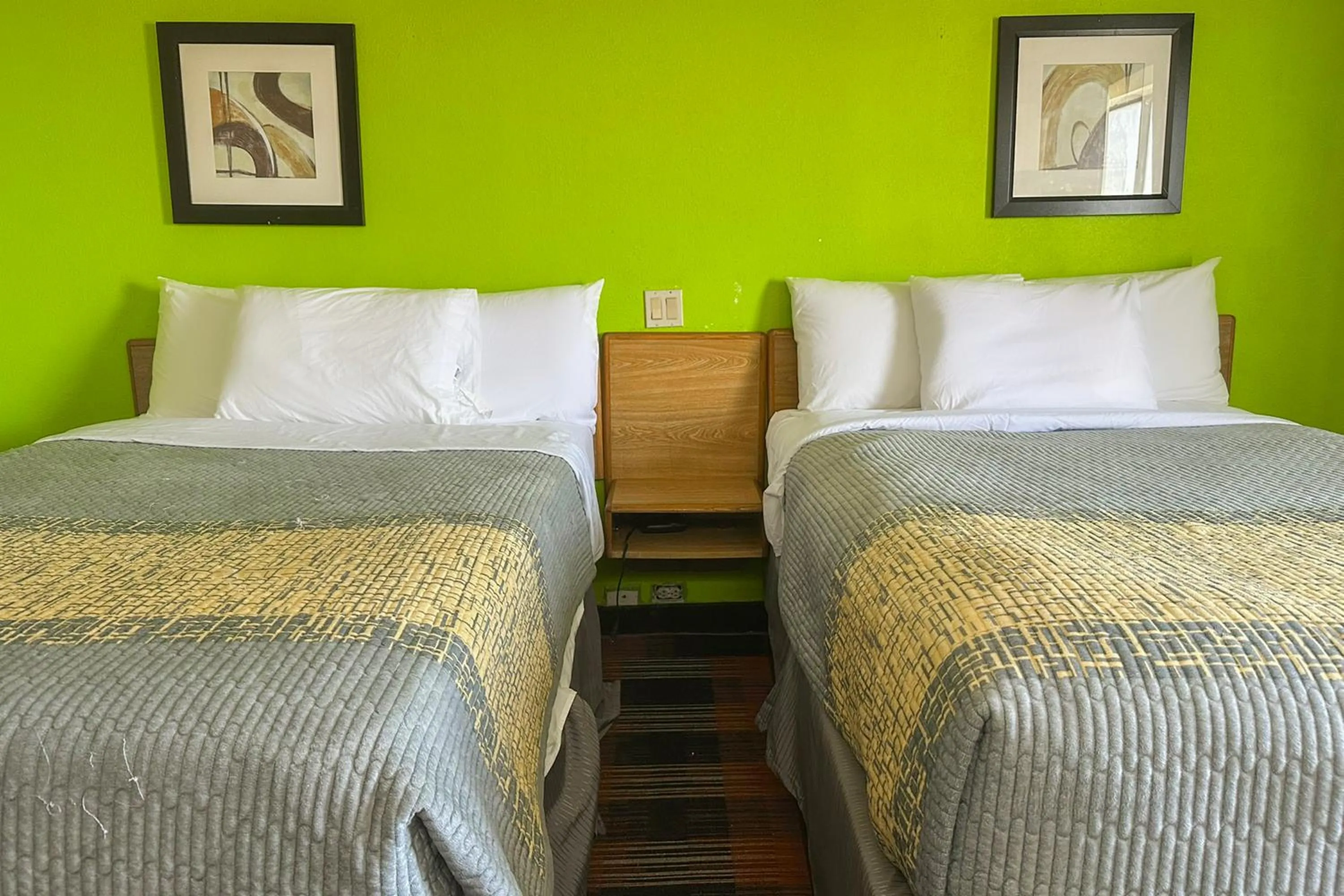 Bedroom, Bed in Classic Inn By Townhouse American Way Memphis I 240