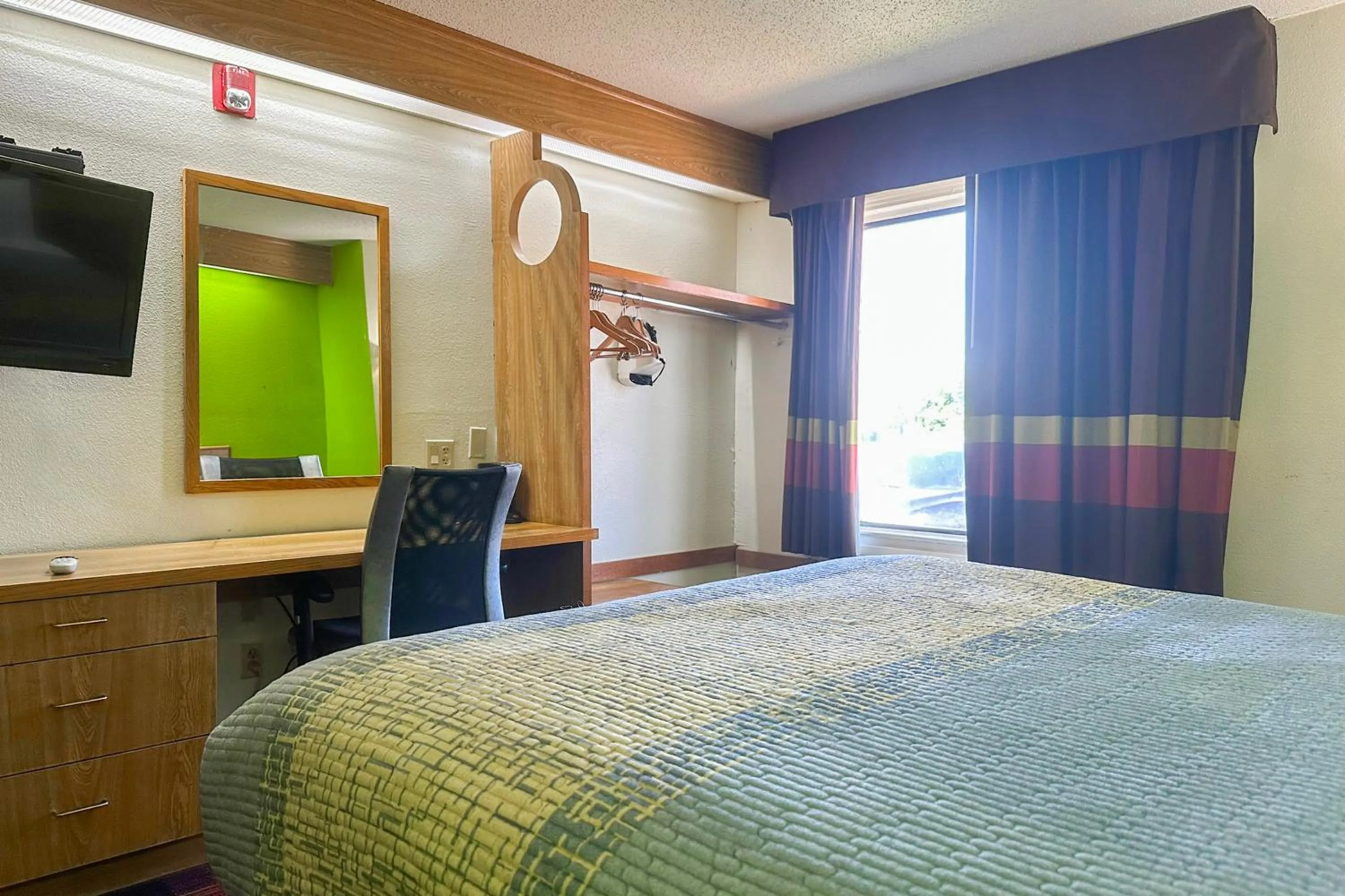 Bedroom, Bed in Classic Inn By Townhouse American Way Memphis I 240