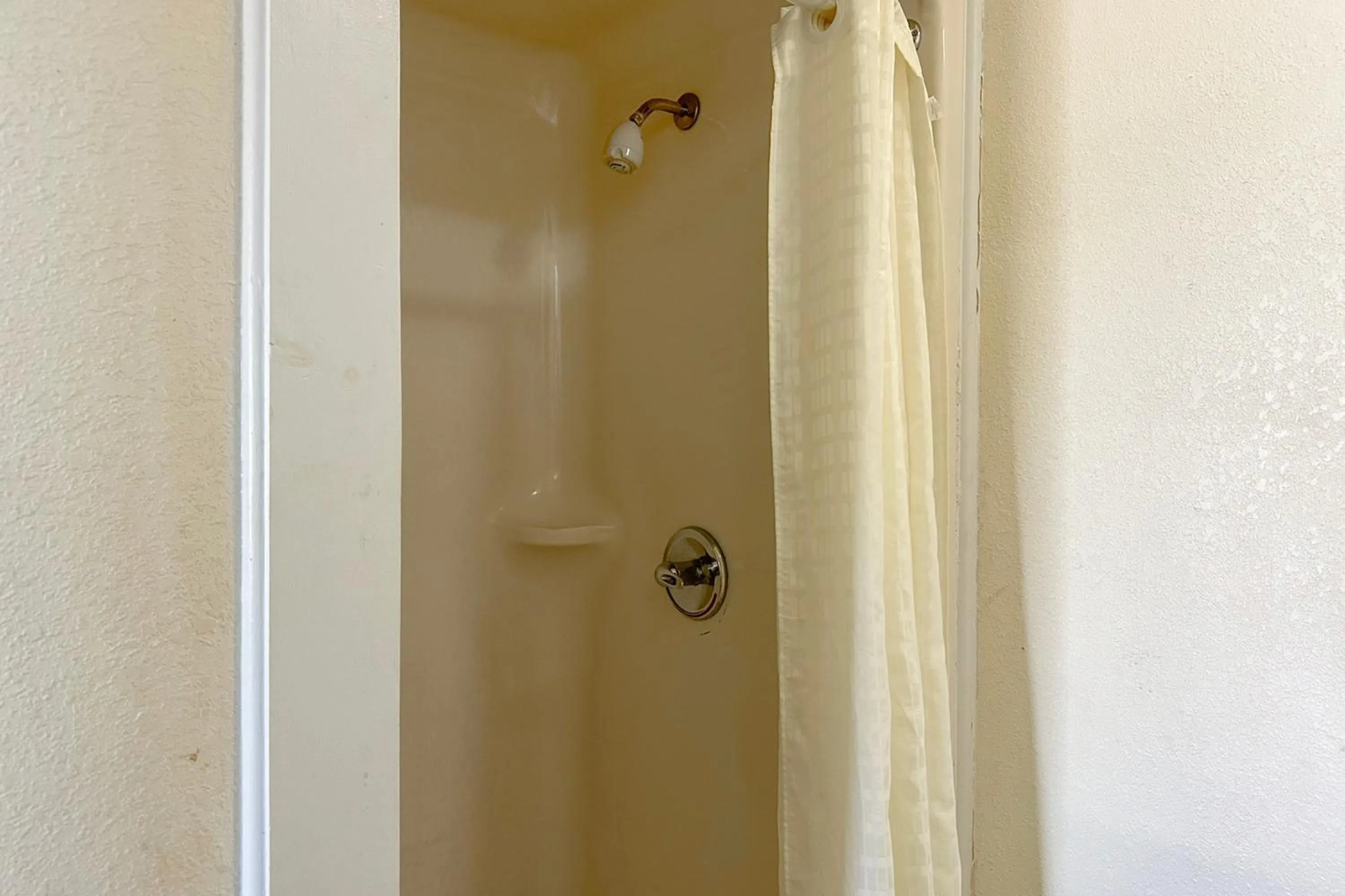 Shower in Classic Inn By Townhouse American Way Memphis I 240