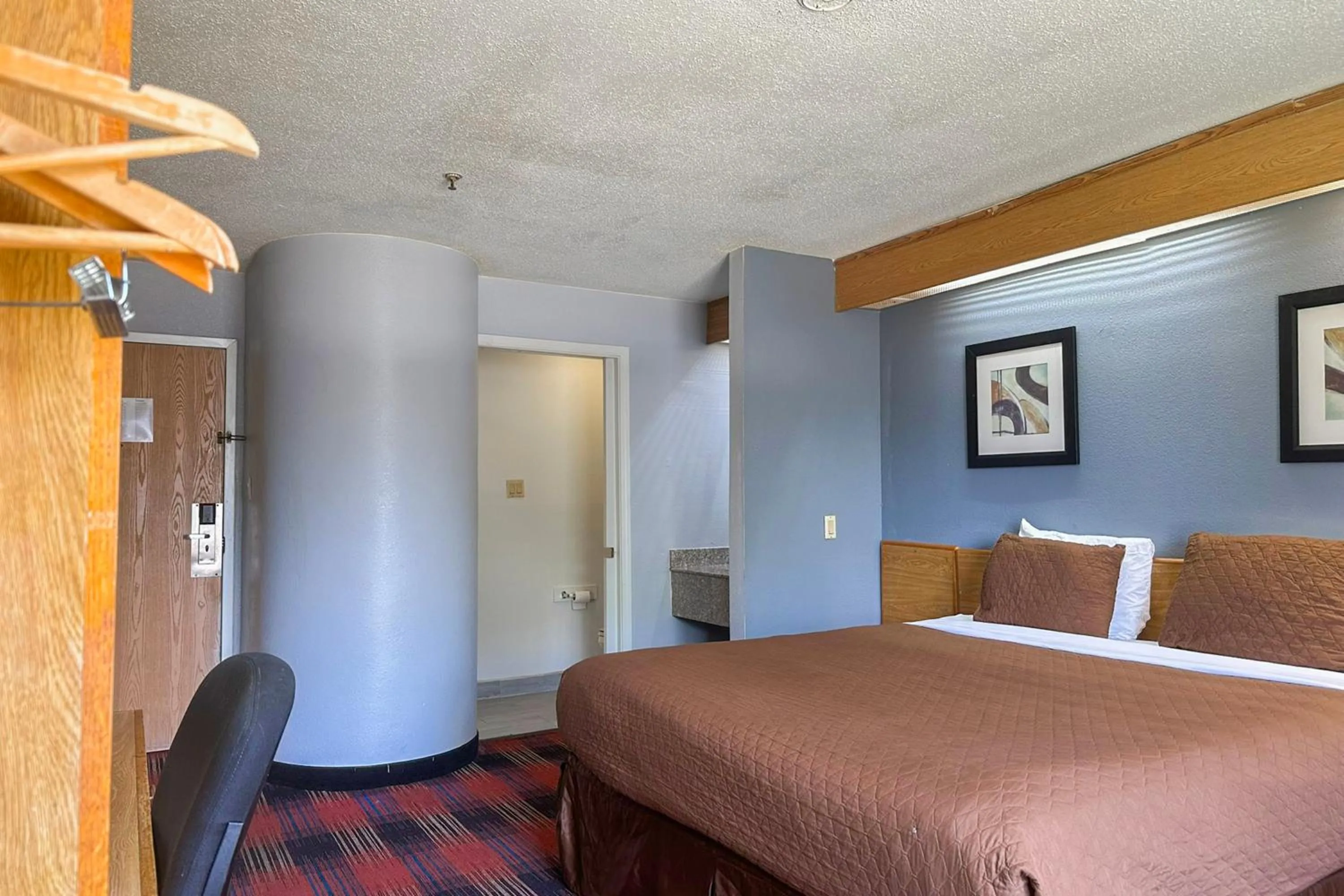 Bedroom, Bed in Classic Inn By Townhouse American Way Memphis I 240