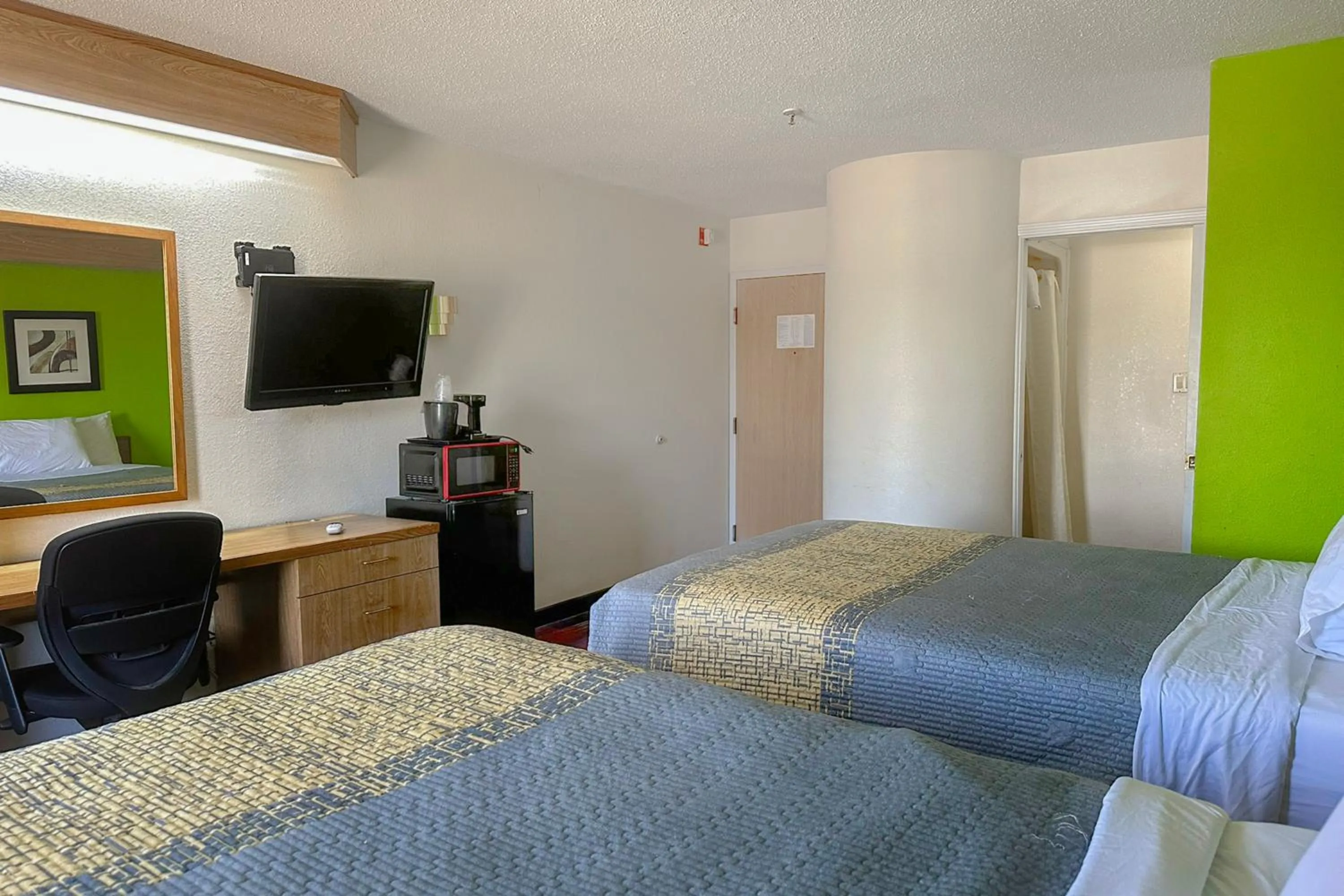 Bedroom, Bed in Classic Inn By Townhouse American Way Memphis I 240