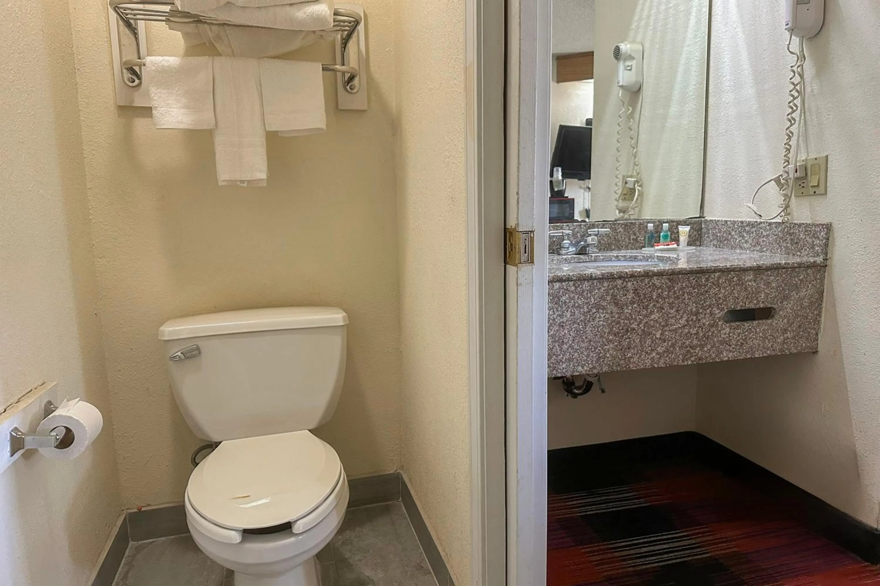 Bathroom in Classic Inn By Townhouse American Way Memphis I 240