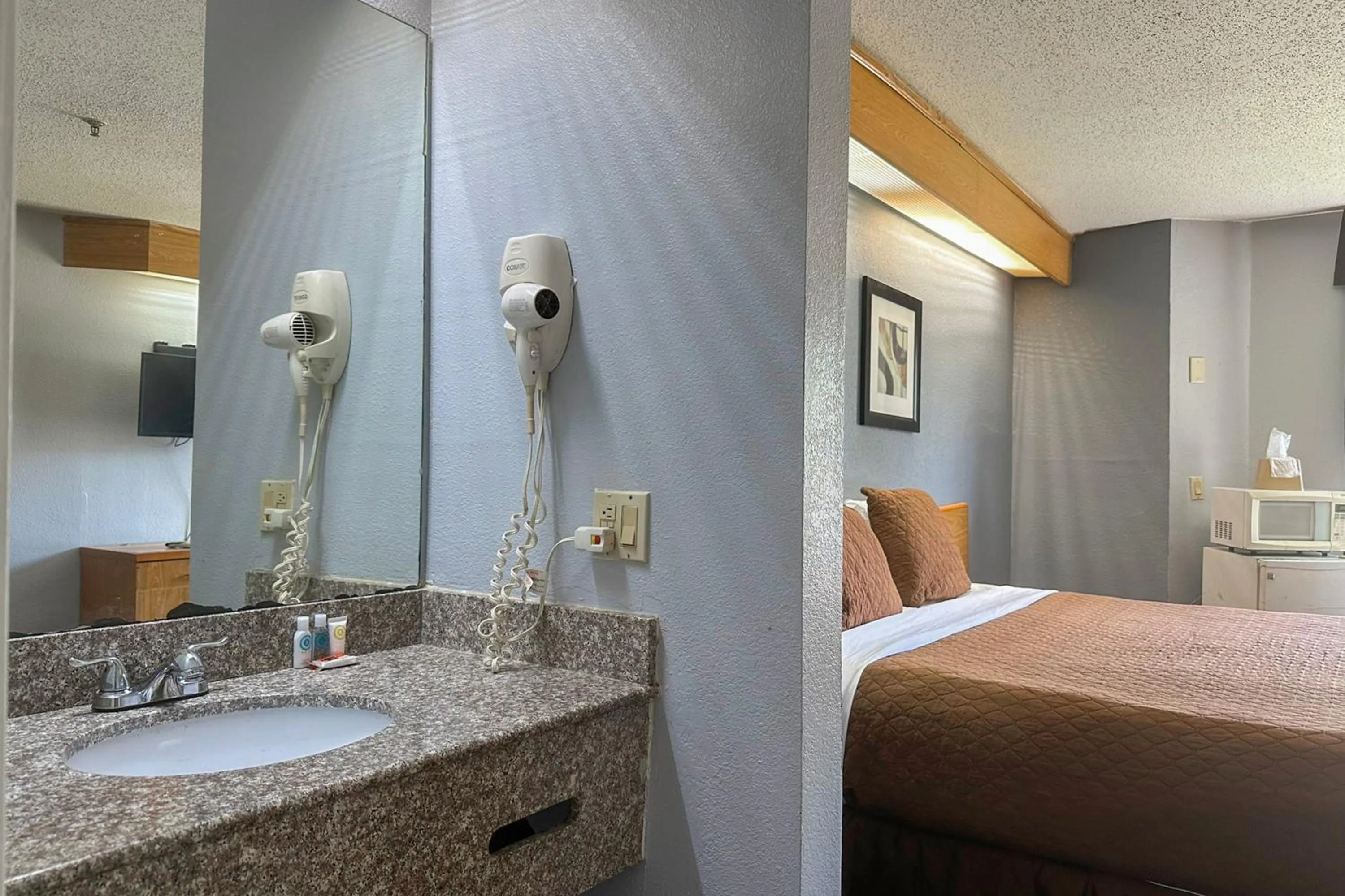 Bedroom, Bed in Classic Inn By Townhouse American Way Memphis I 240