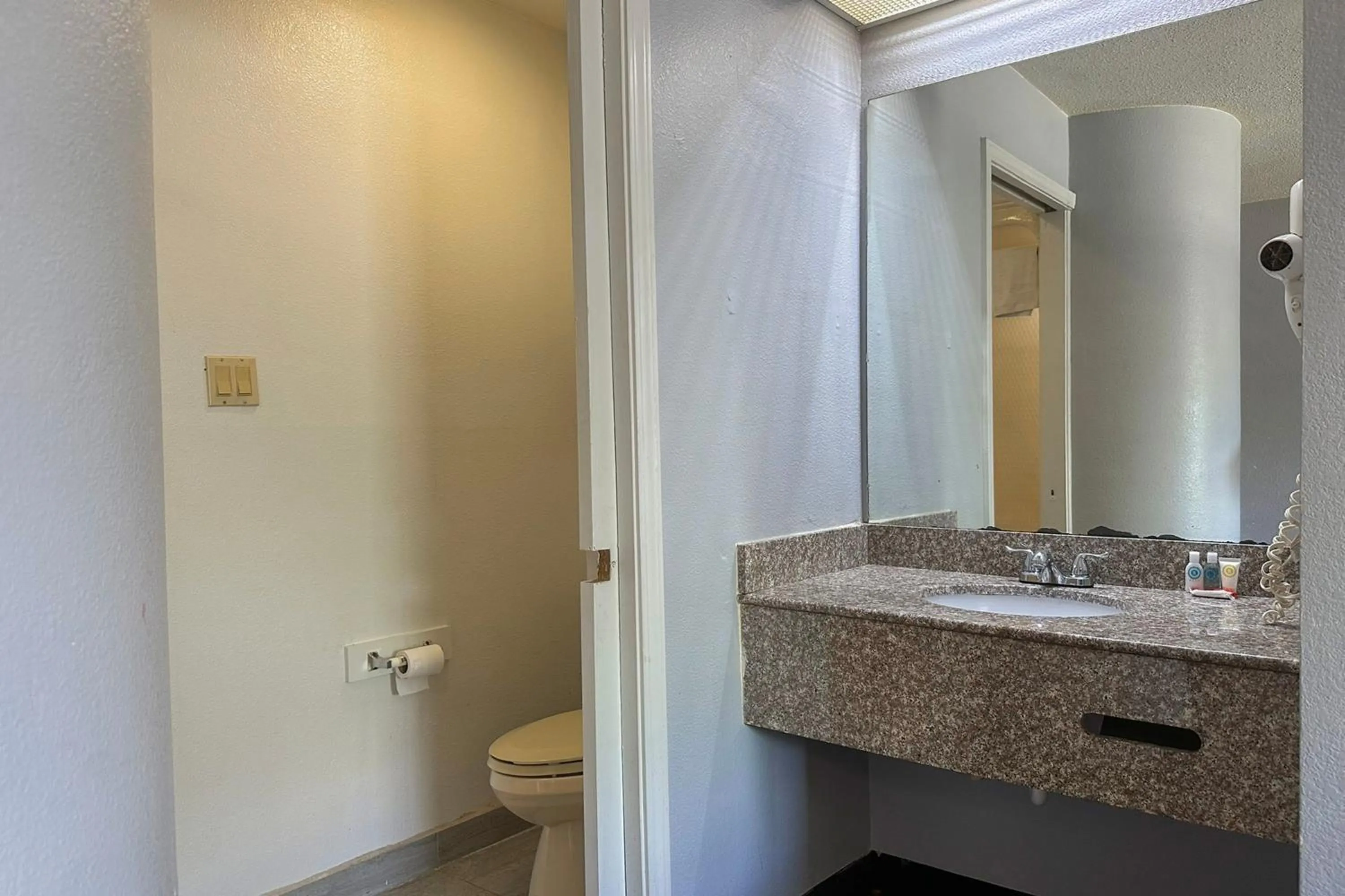 Bathroom in Classic Inn By Townhouse American Way Memphis I 240