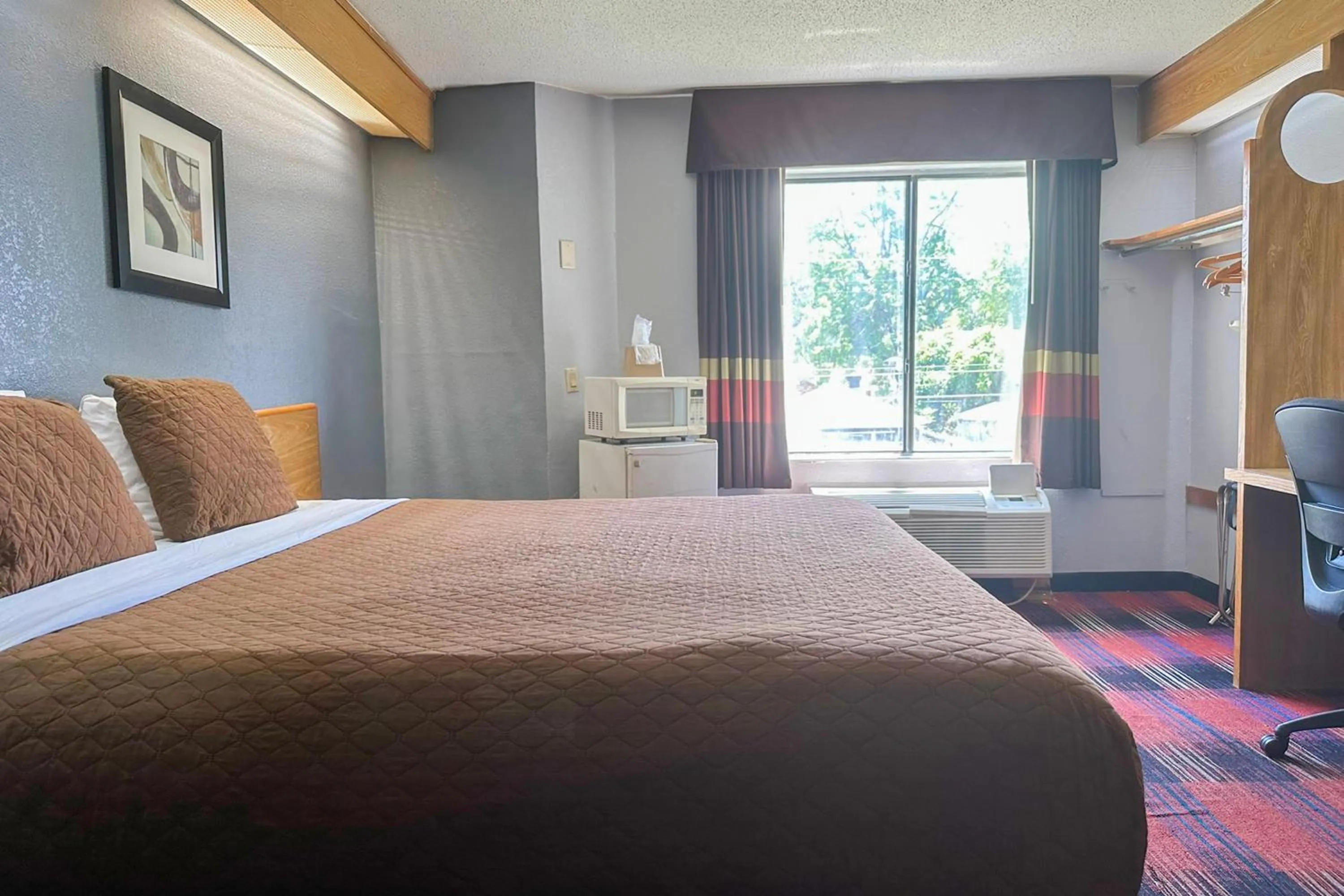 Bedroom, Bed in Classic Inn By Townhouse American Way Memphis I 240