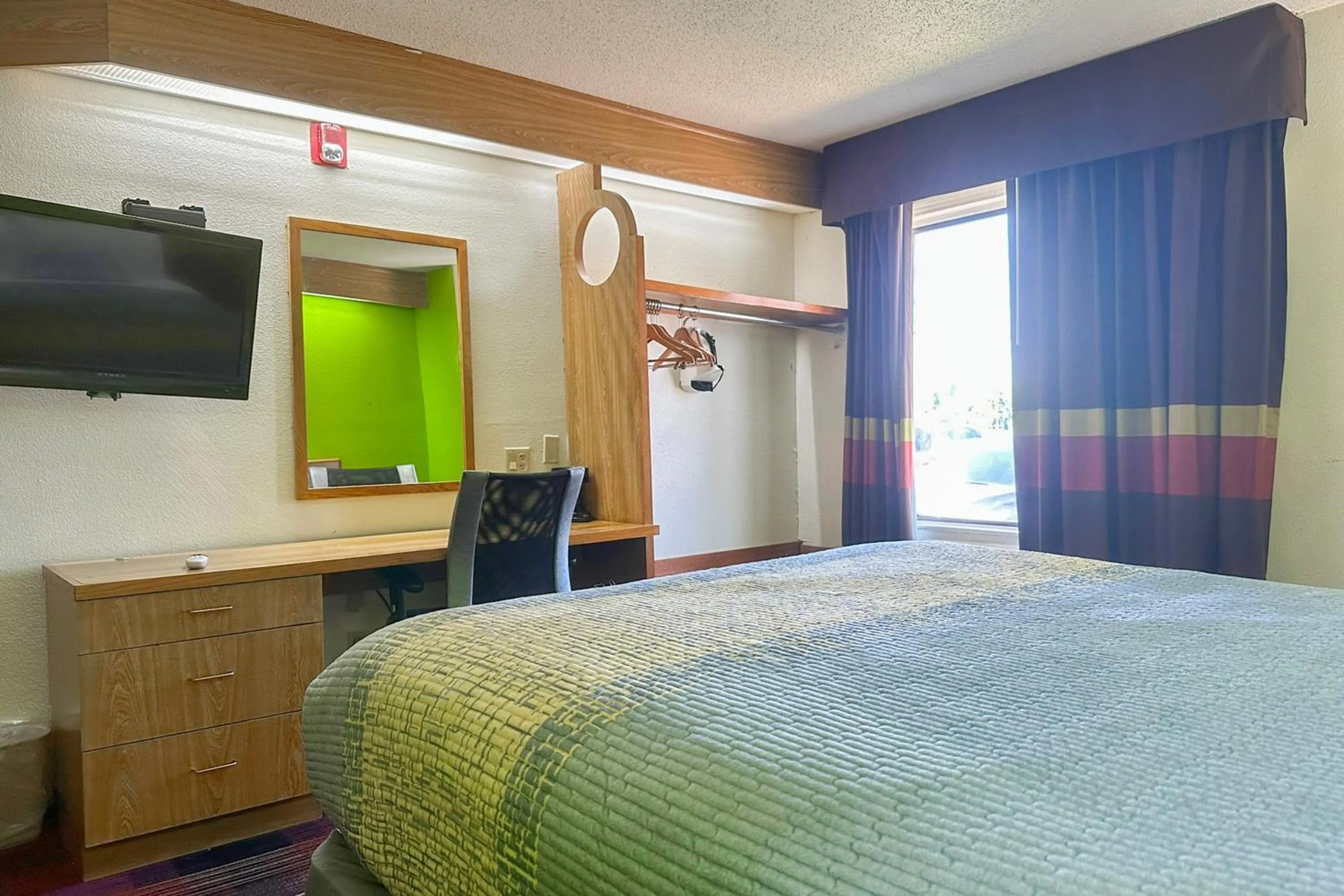 Bedroom, Bed in Classic Inn By Townhouse American Way Memphis I 240