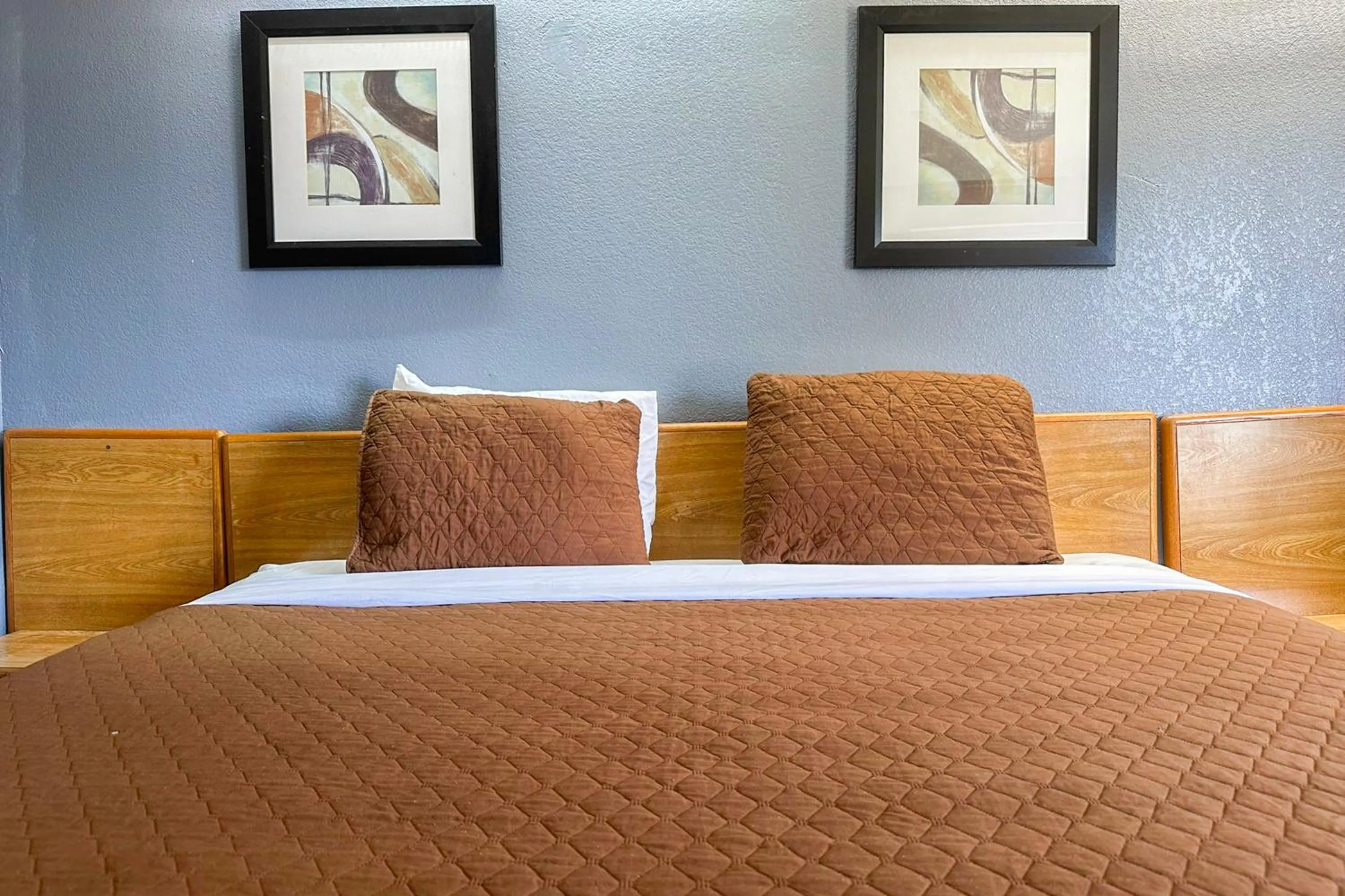 Bedroom, Bed in Classic Inn By Townhouse American Way Memphis I 240