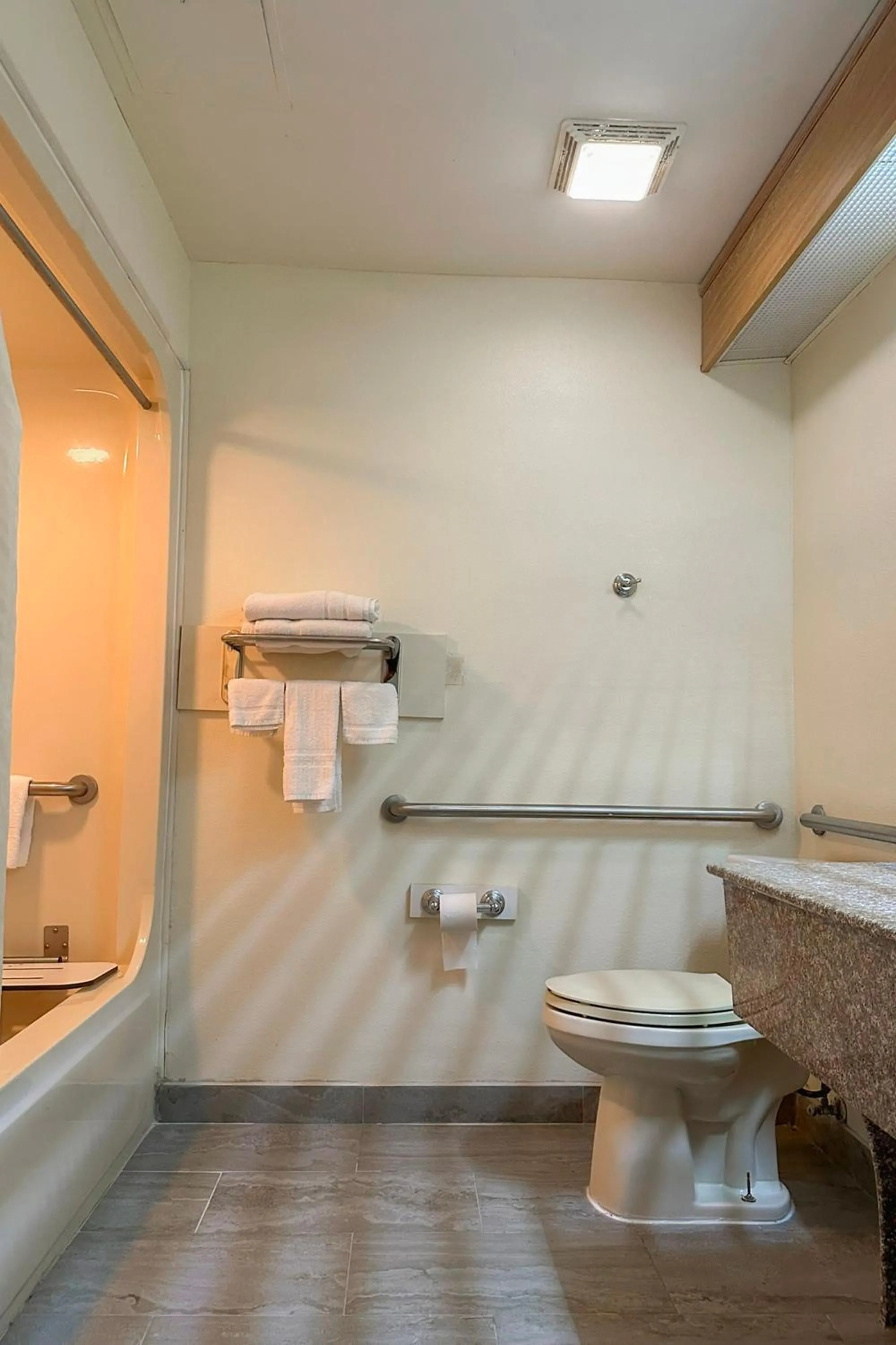 Bathroom in Classic Inn By Townhouse American Way Memphis I 240