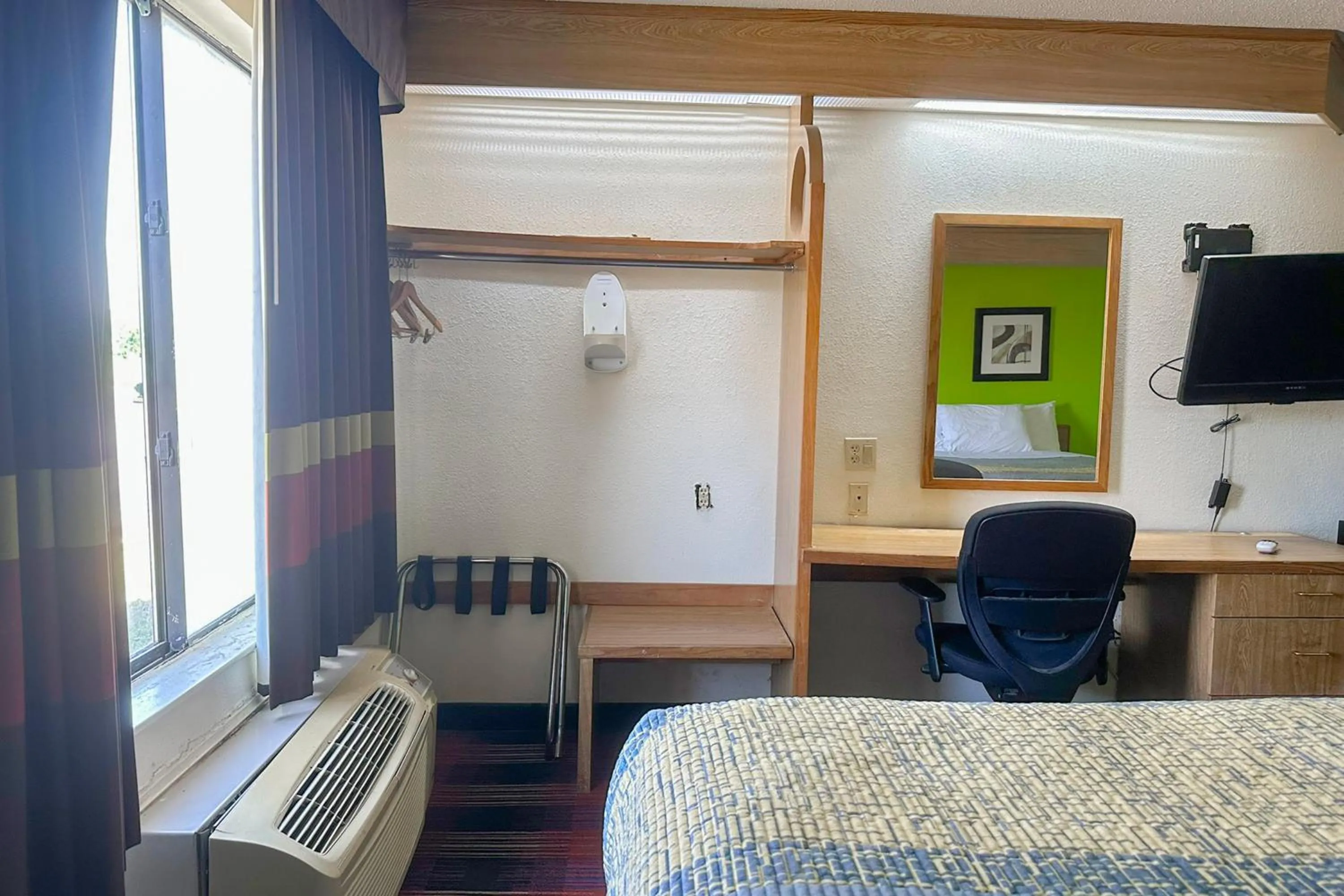 Bedroom, Bed in Classic Inn By Townhouse American Way Memphis I 240