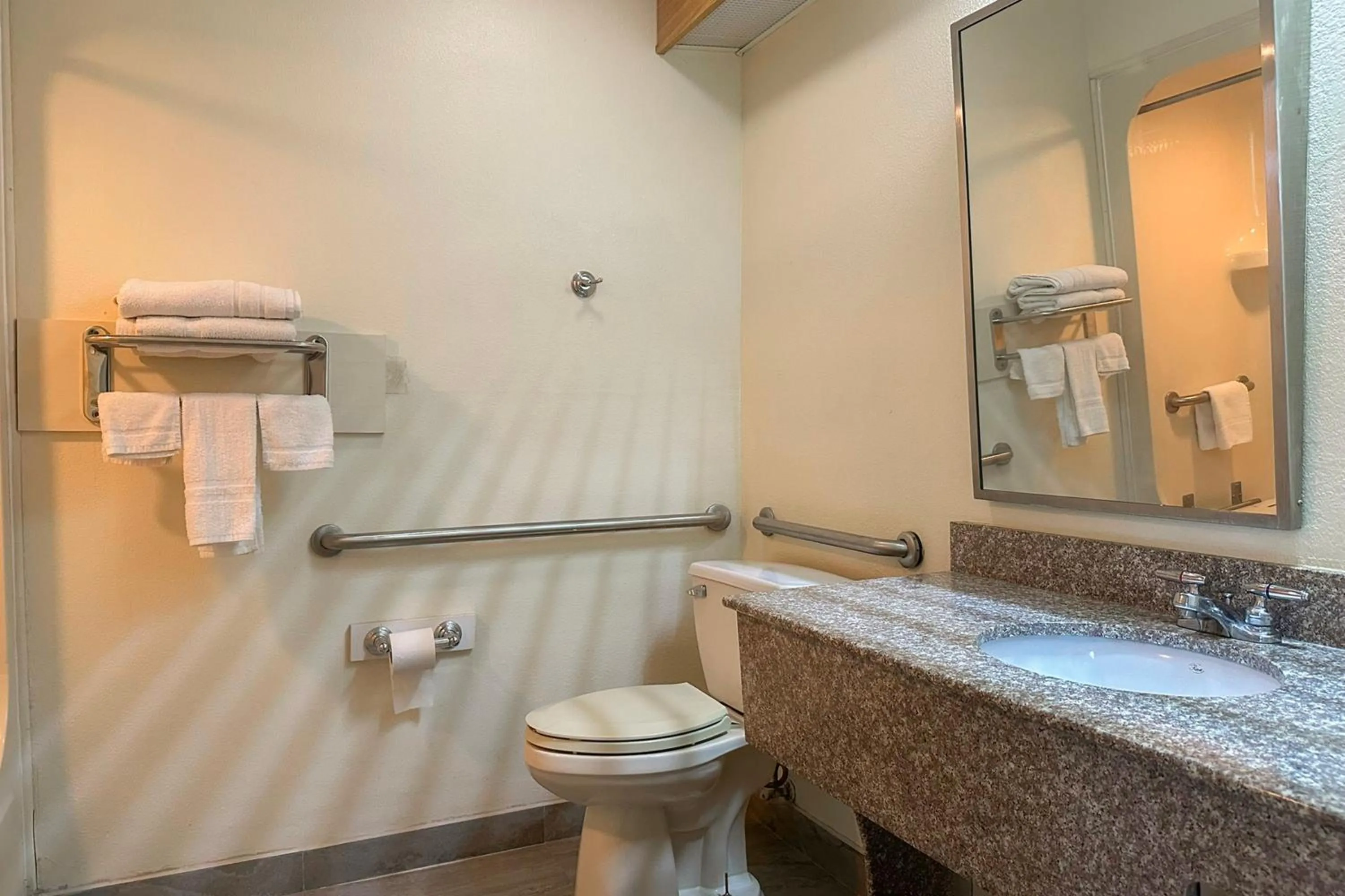 Bathroom in Classic Inn By Townhouse American Way Memphis I 240