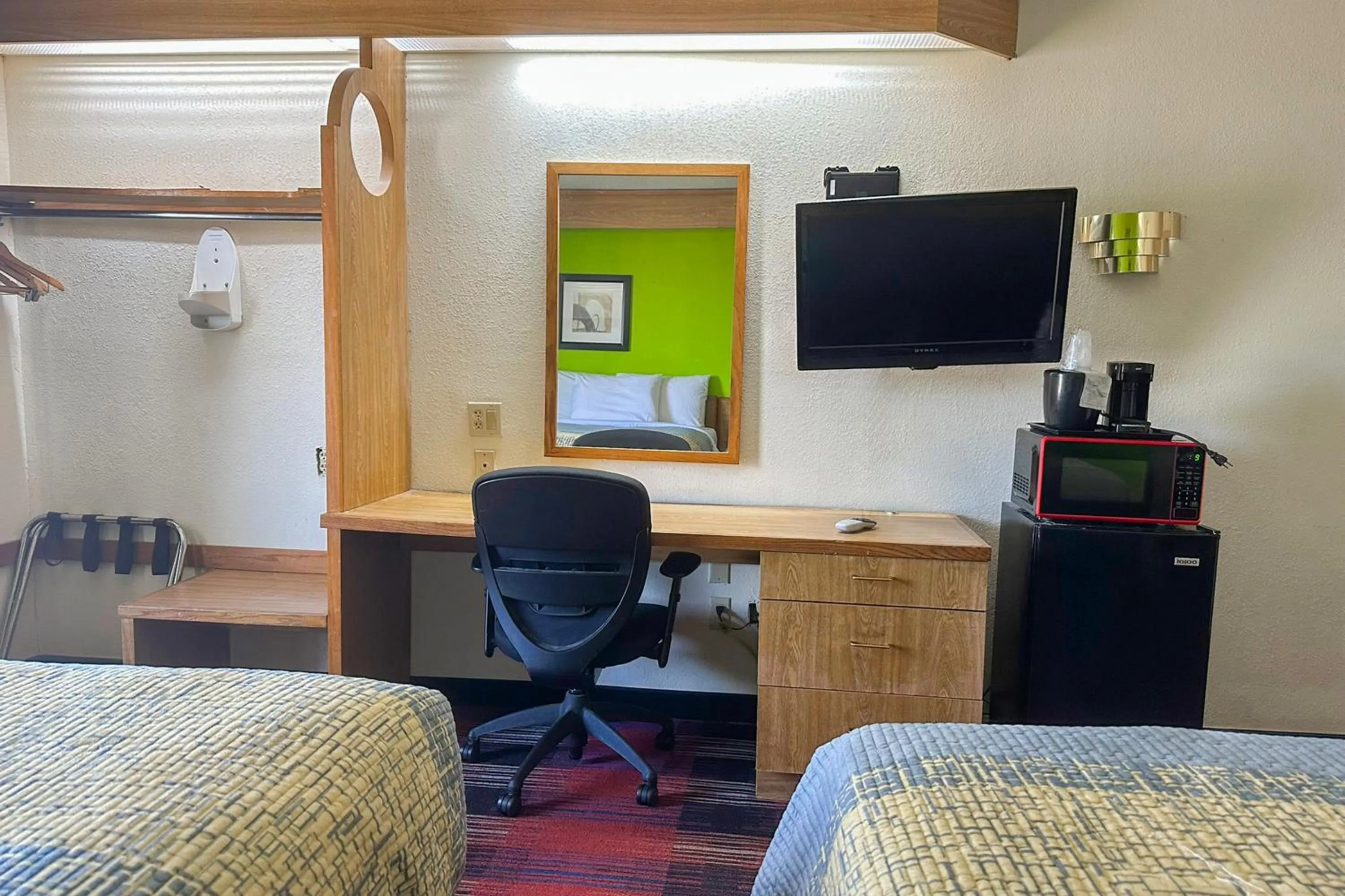 Bedroom, Bed in Classic Inn By Townhouse American Way Memphis I 240