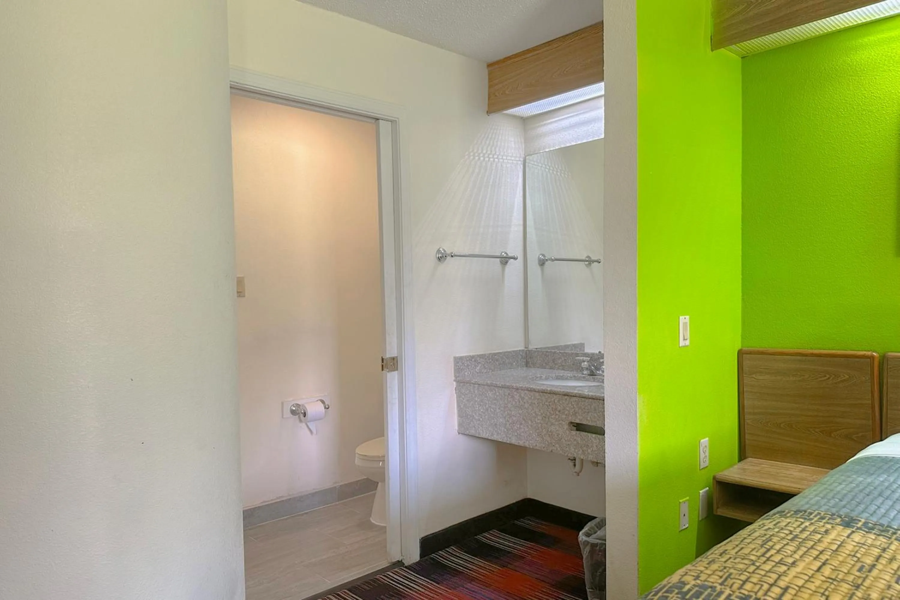 Bathroom, Bed in Classic Inn By Townhouse American Way Memphis I 240