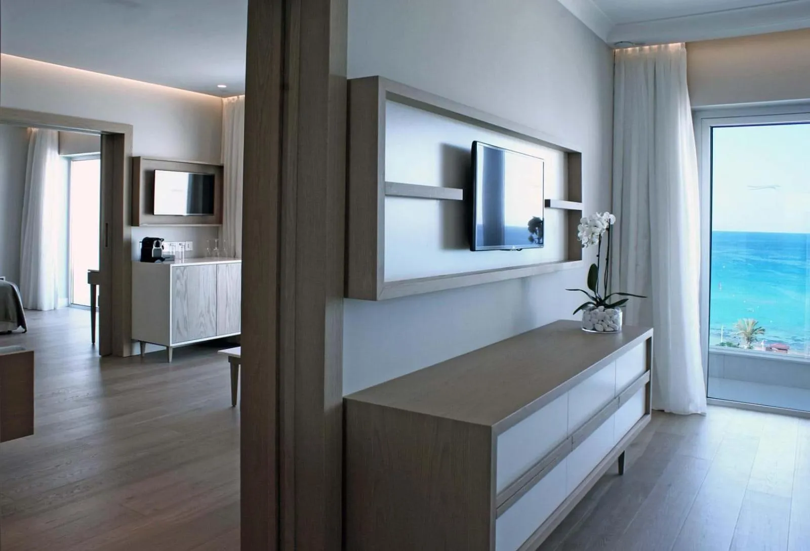 TV and multimedia in Sunrise Pearl Hotel & Spa