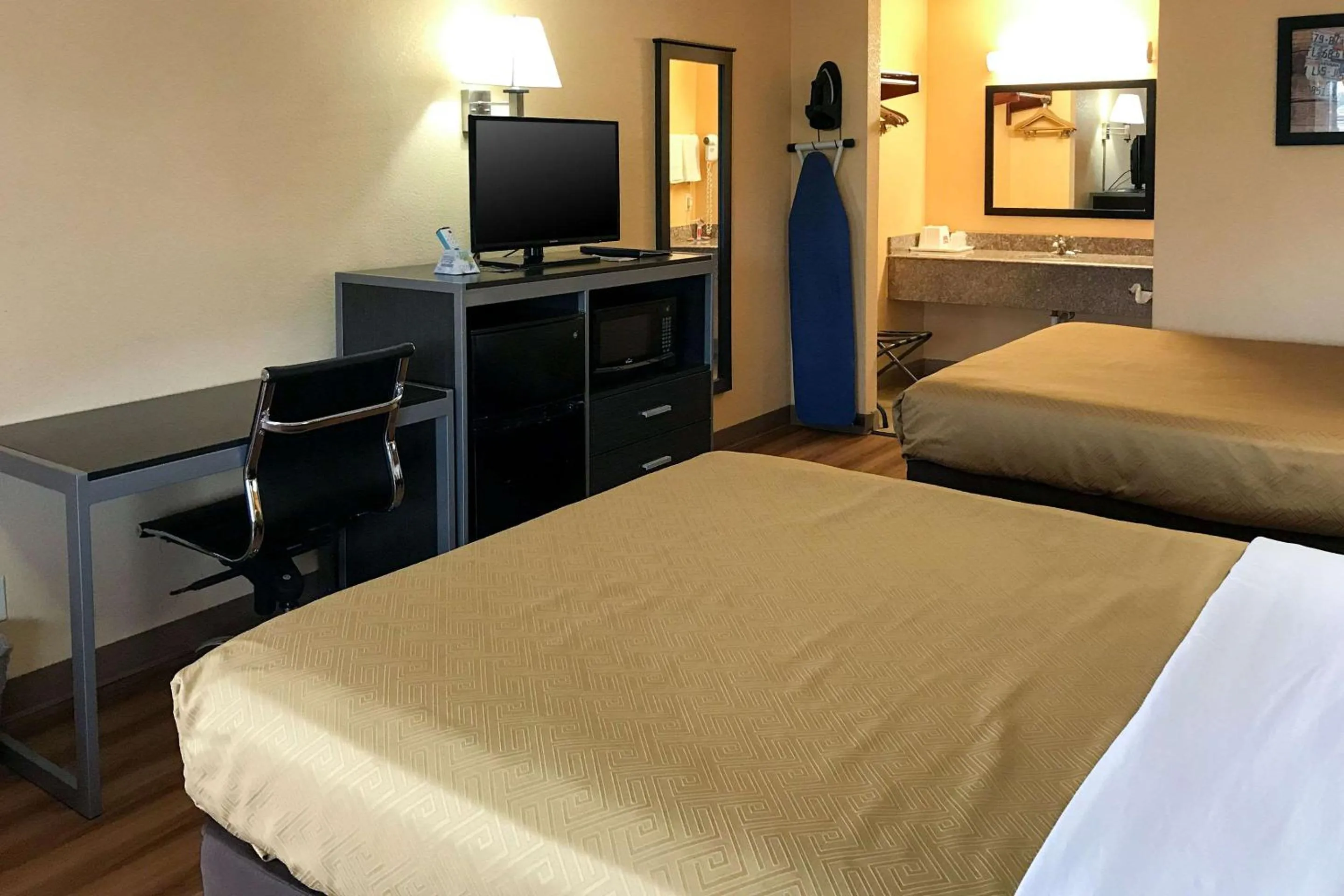 Photo of the whole room, Bed in Econo Lodge Purcell