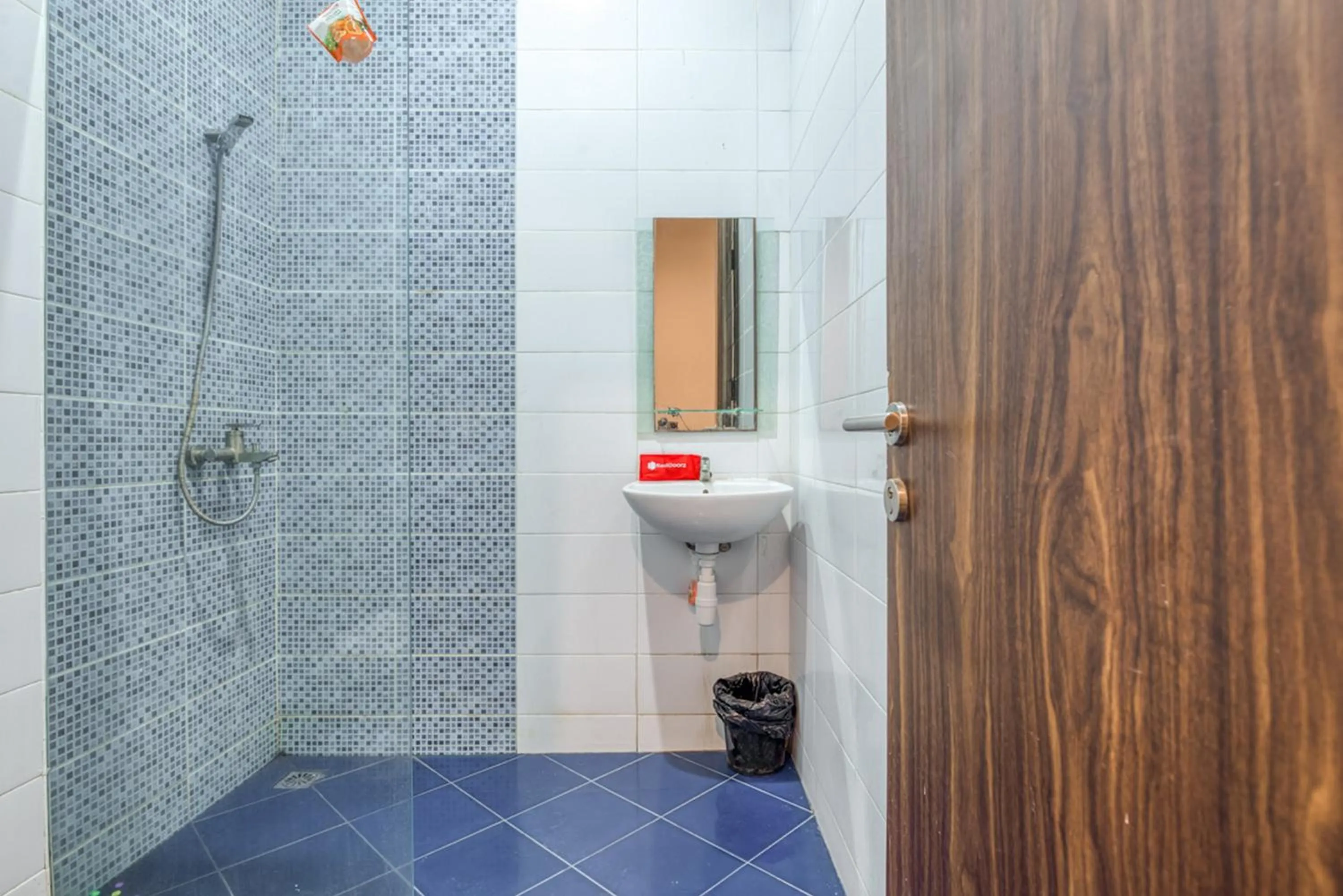 Bathroom in RedDoorz near Surabaya Zoo