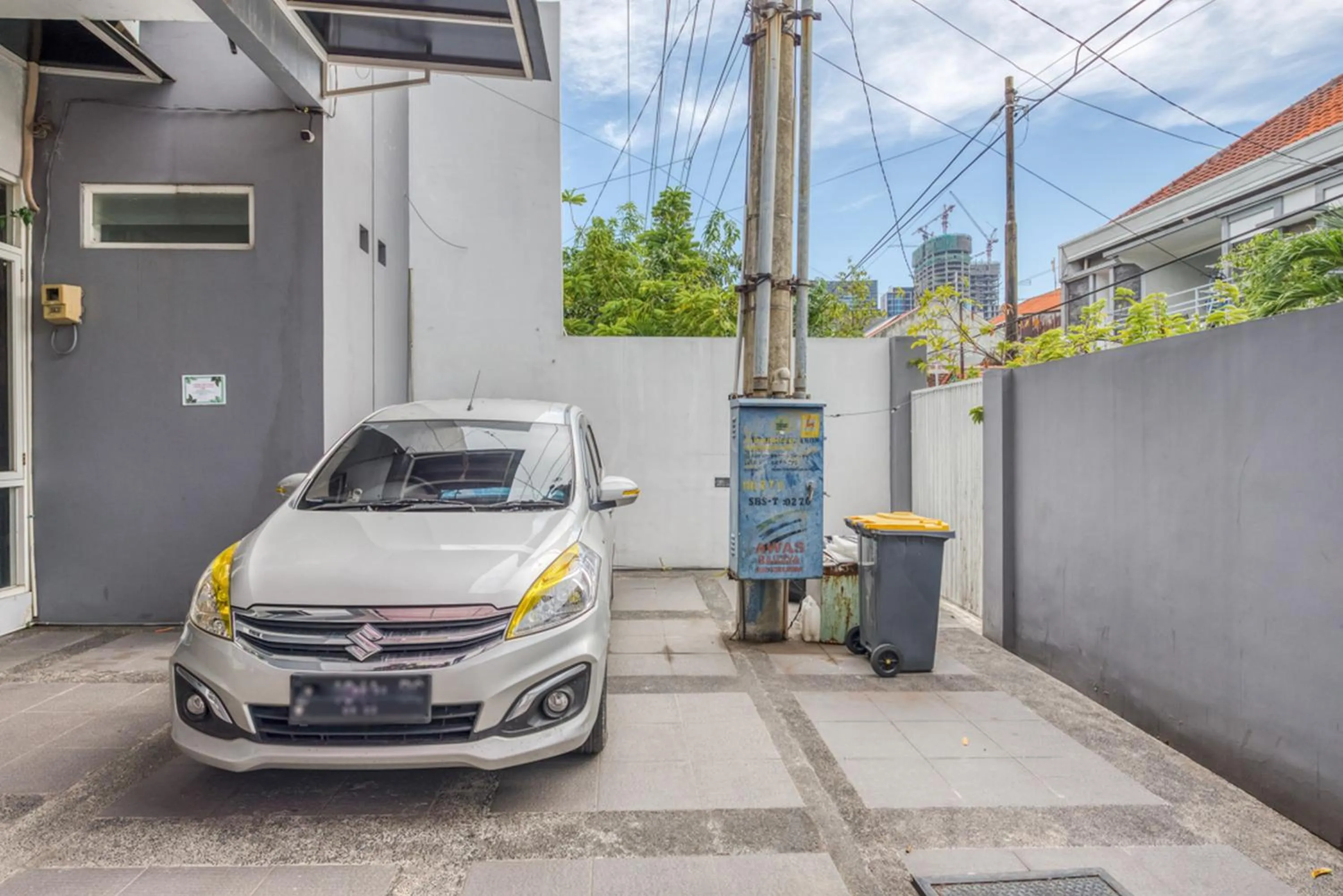 Facade/entrance in RedDoorz near Surabaya Zoo
