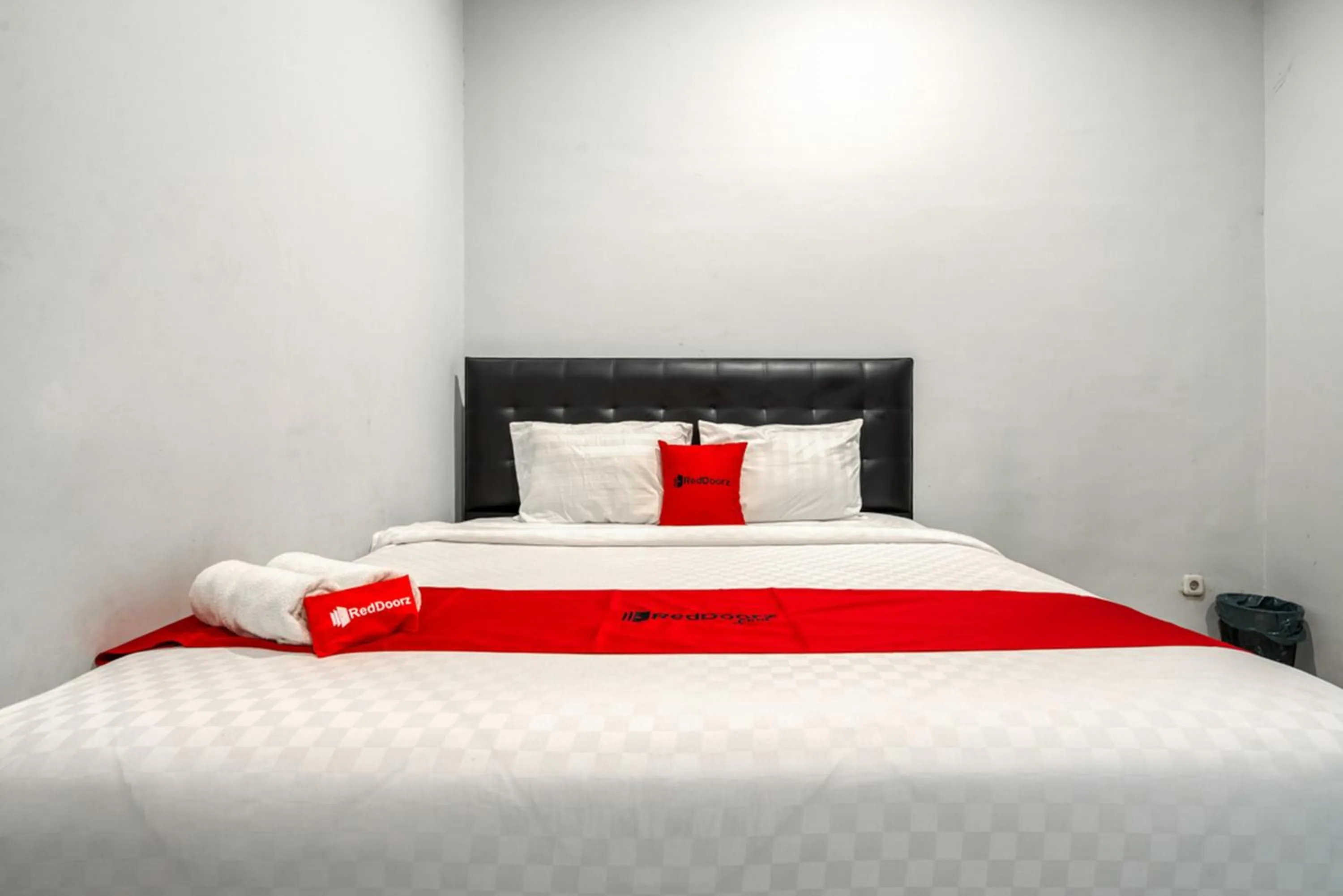 Bedroom, Bed in RedDoorz near Surabaya Zoo