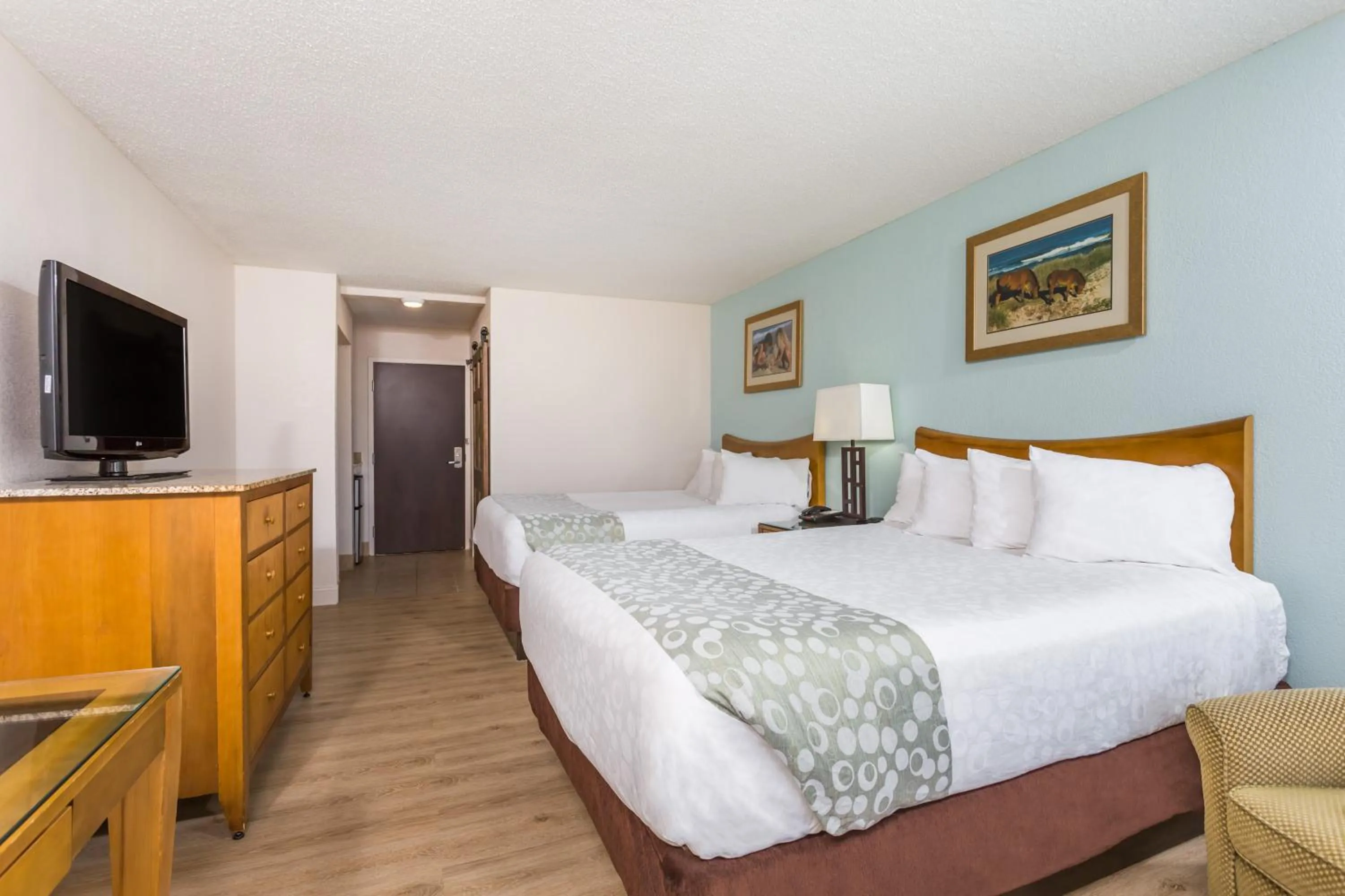 Bed in Ramada Plaza by Wyndham Nags Head Oceanfront