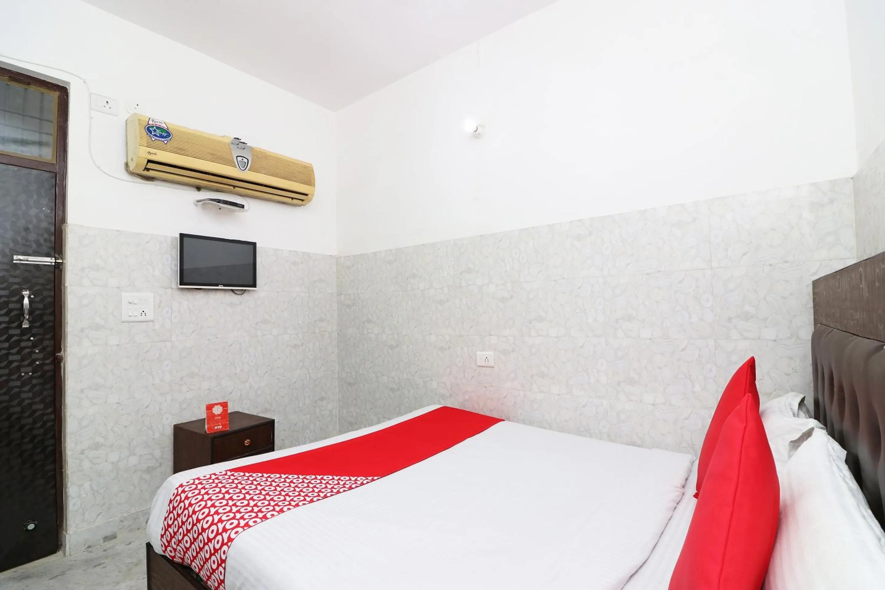 Bedroom, Bed in Hotel O Zaki Hs Near Taj Mahal