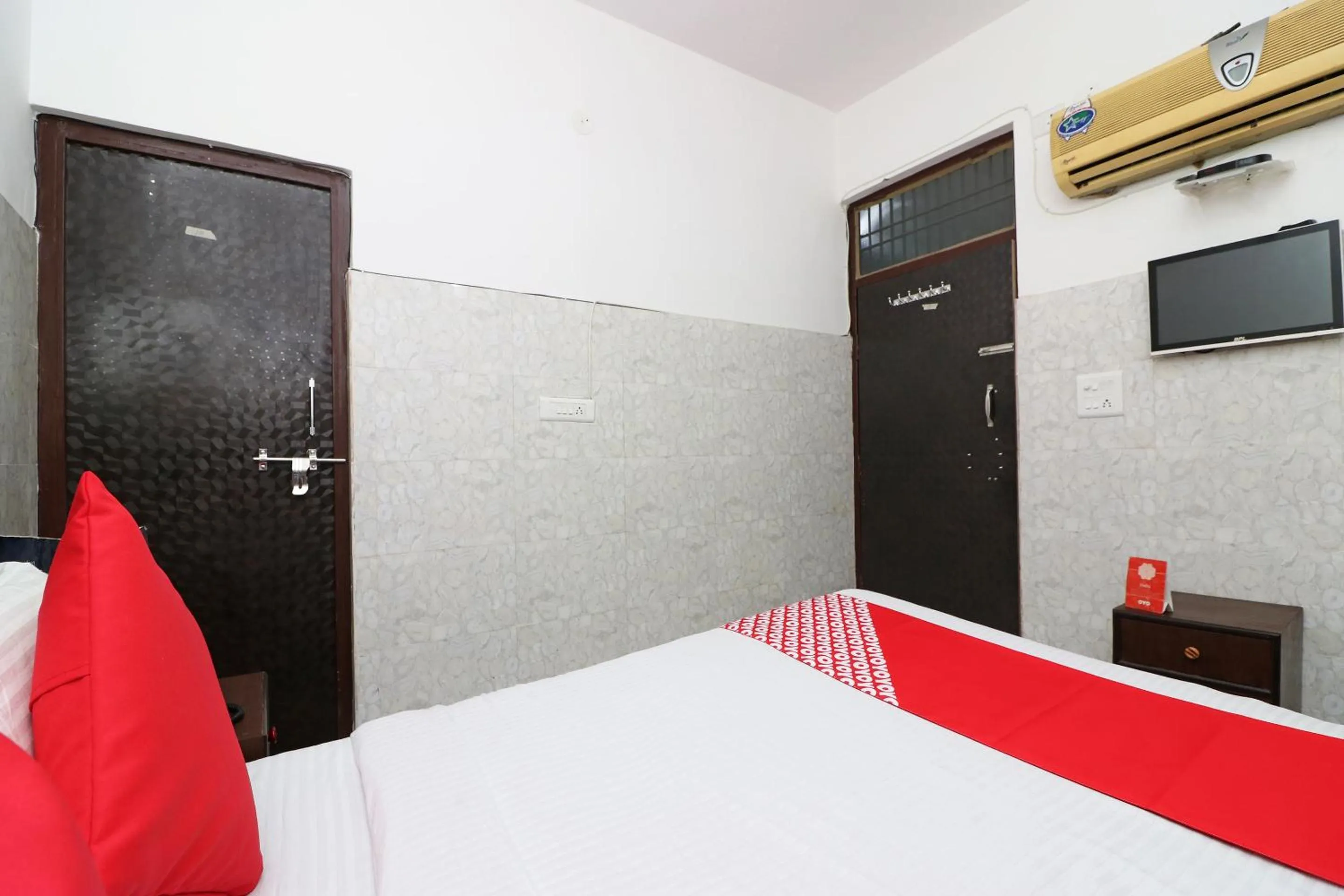 Bedroom, Bed in Hotel O Zaki Hs Near Taj Mahal