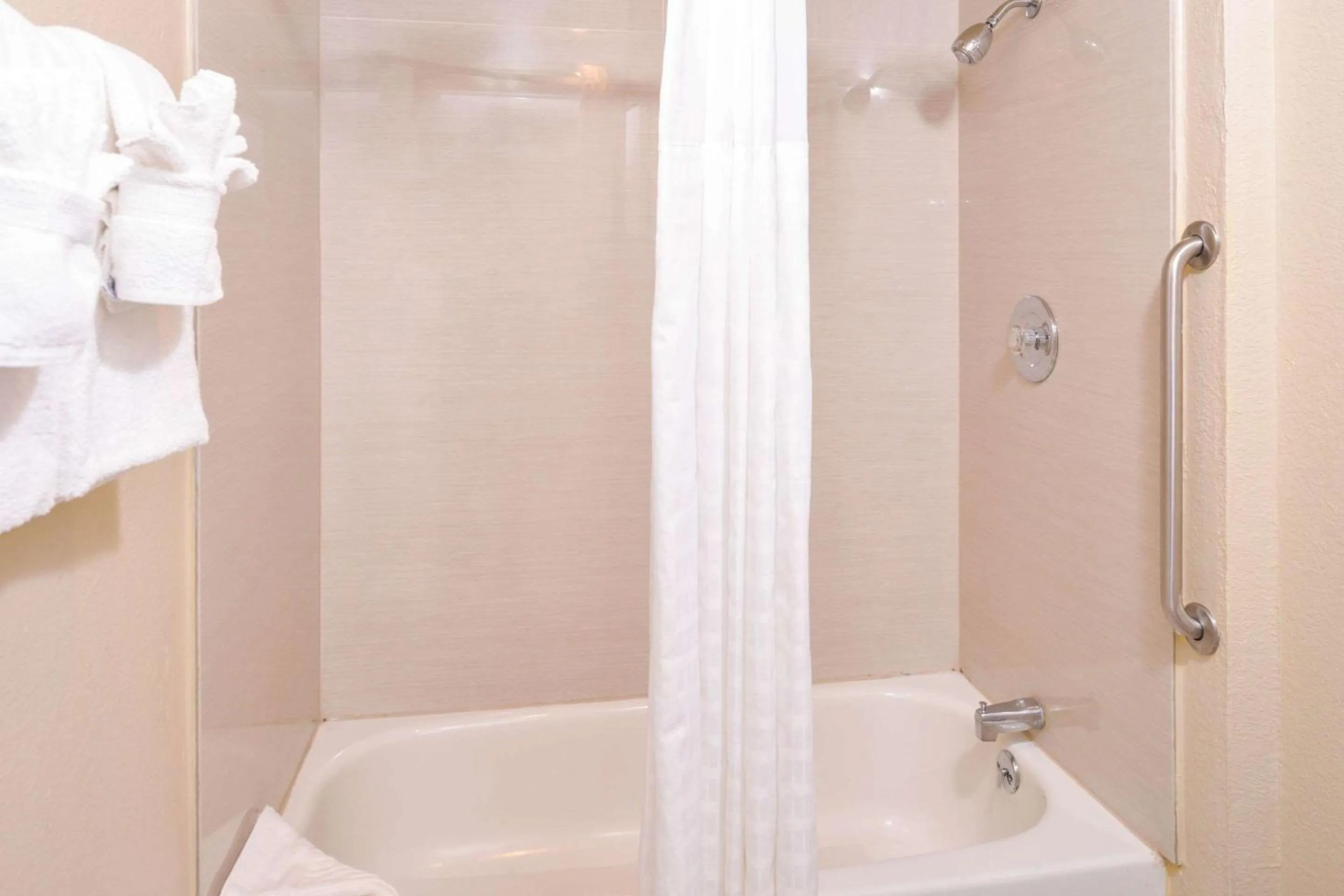 Bathroom in Rancho Cordova Inn