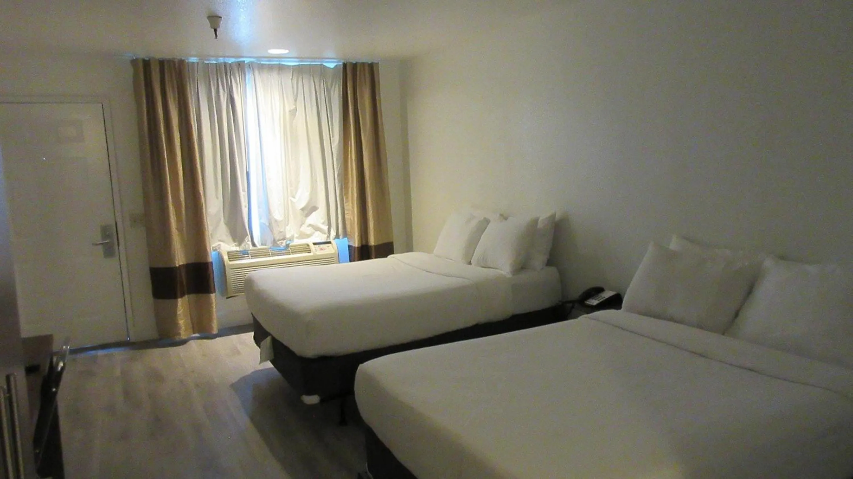 Bedroom in Rancho Cordova Inn