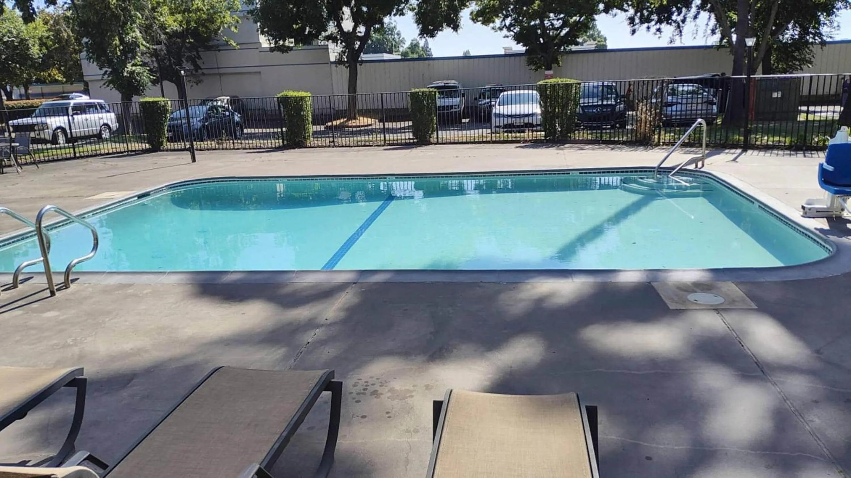 Swimming pool in Rancho Cordova Inn