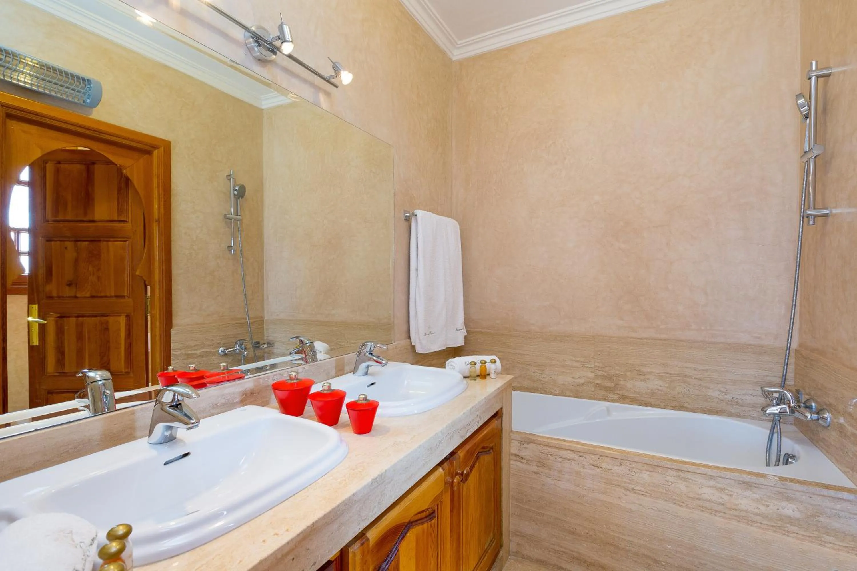 Shower in Domaine Rosaroum