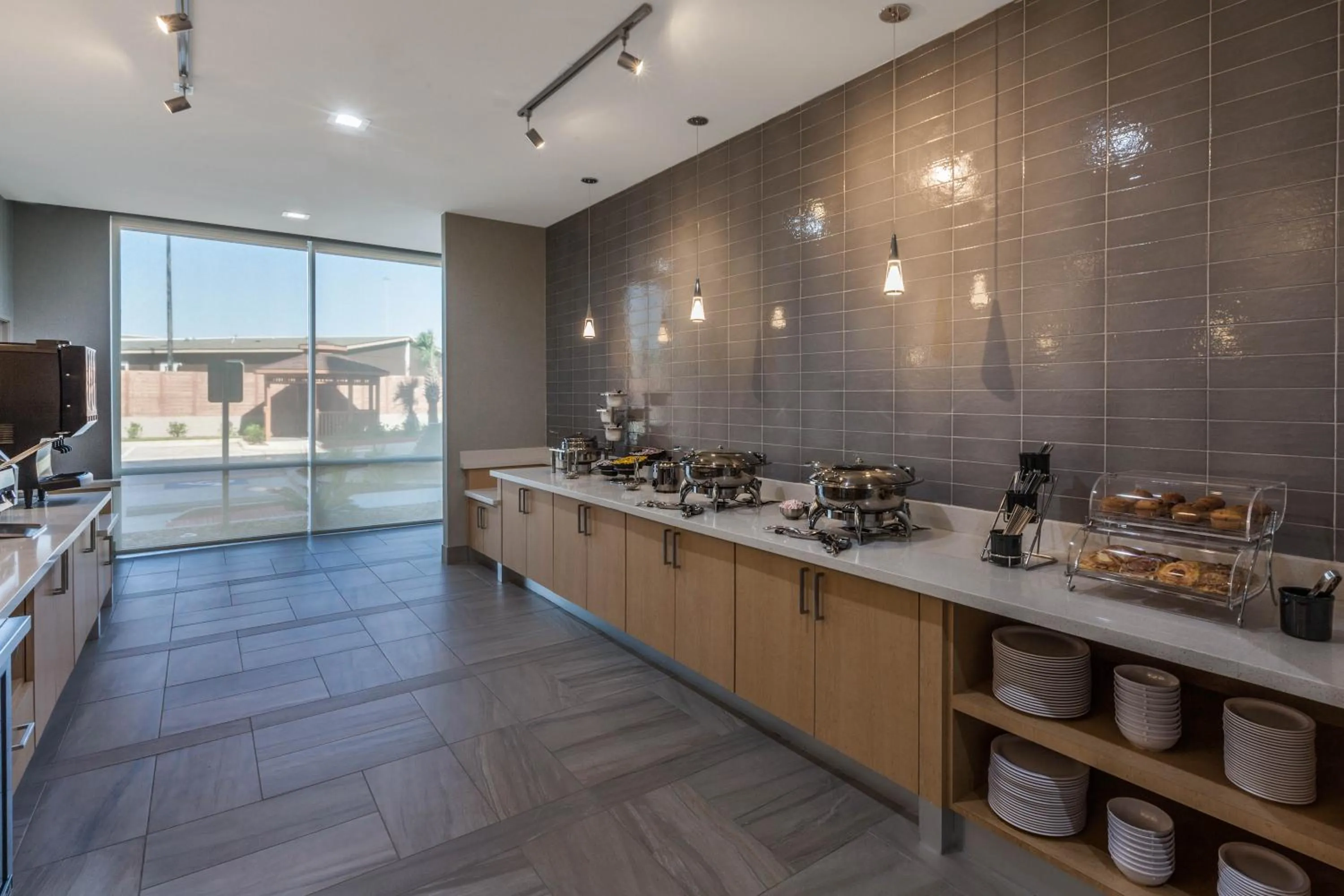 Breakfast in La Quinta by Wyndham Houston East at Sheldon Rd