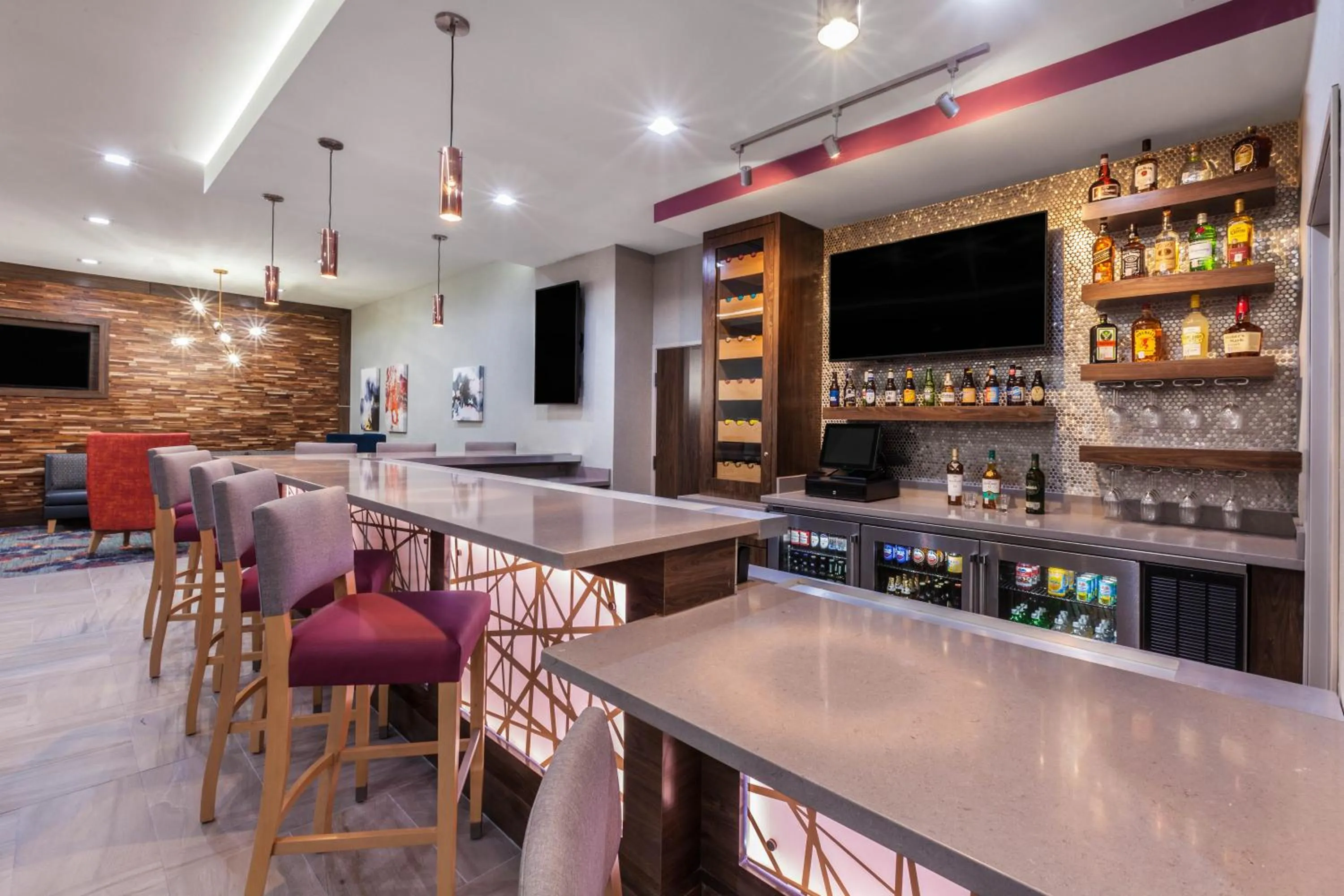 Lounge or bar in La Quinta by Wyndham Houston East at Sheldon Rd
