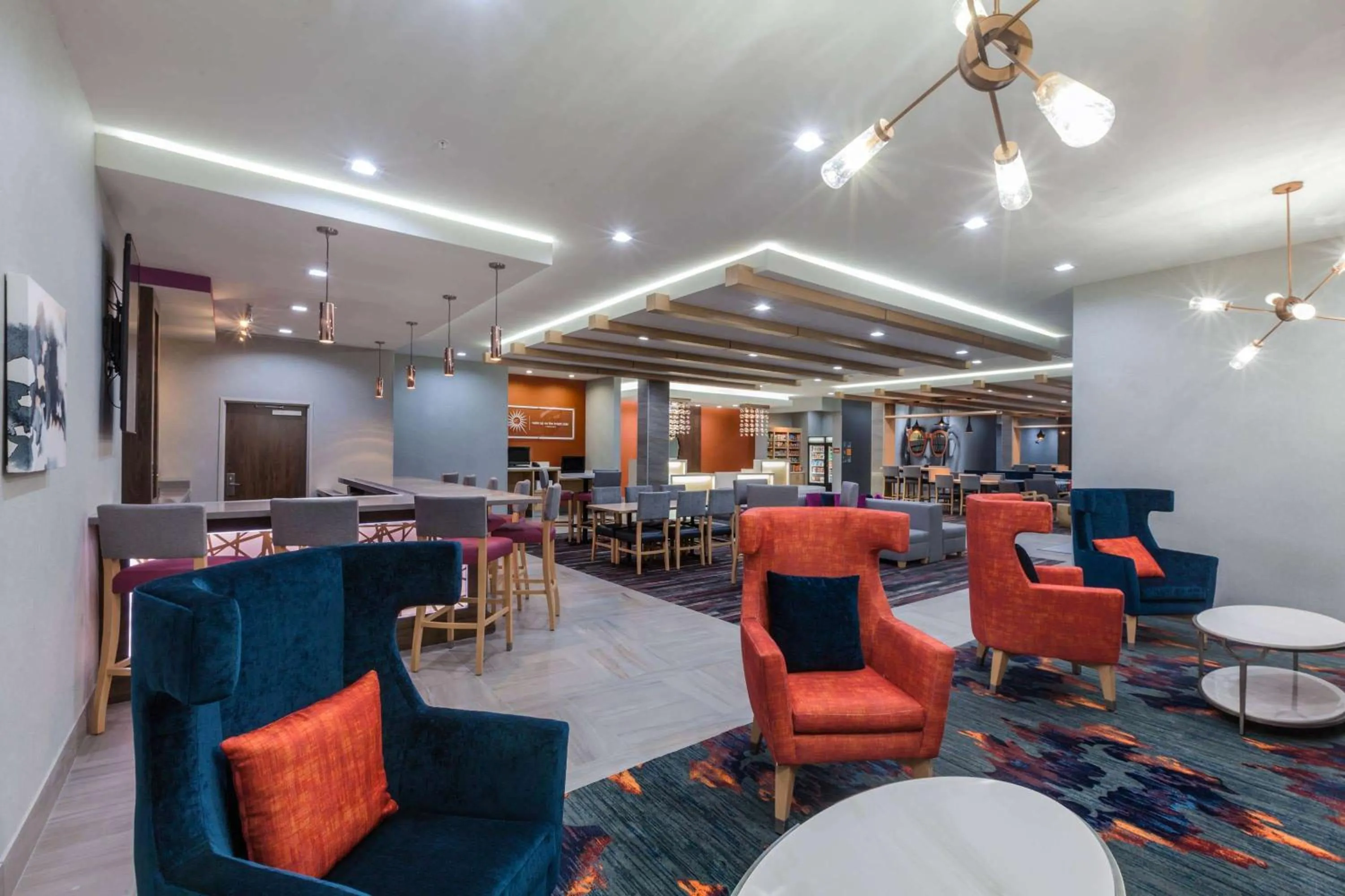 Lounge or bar in La Quinta by Wyndham Houston East at Sheldon Rd