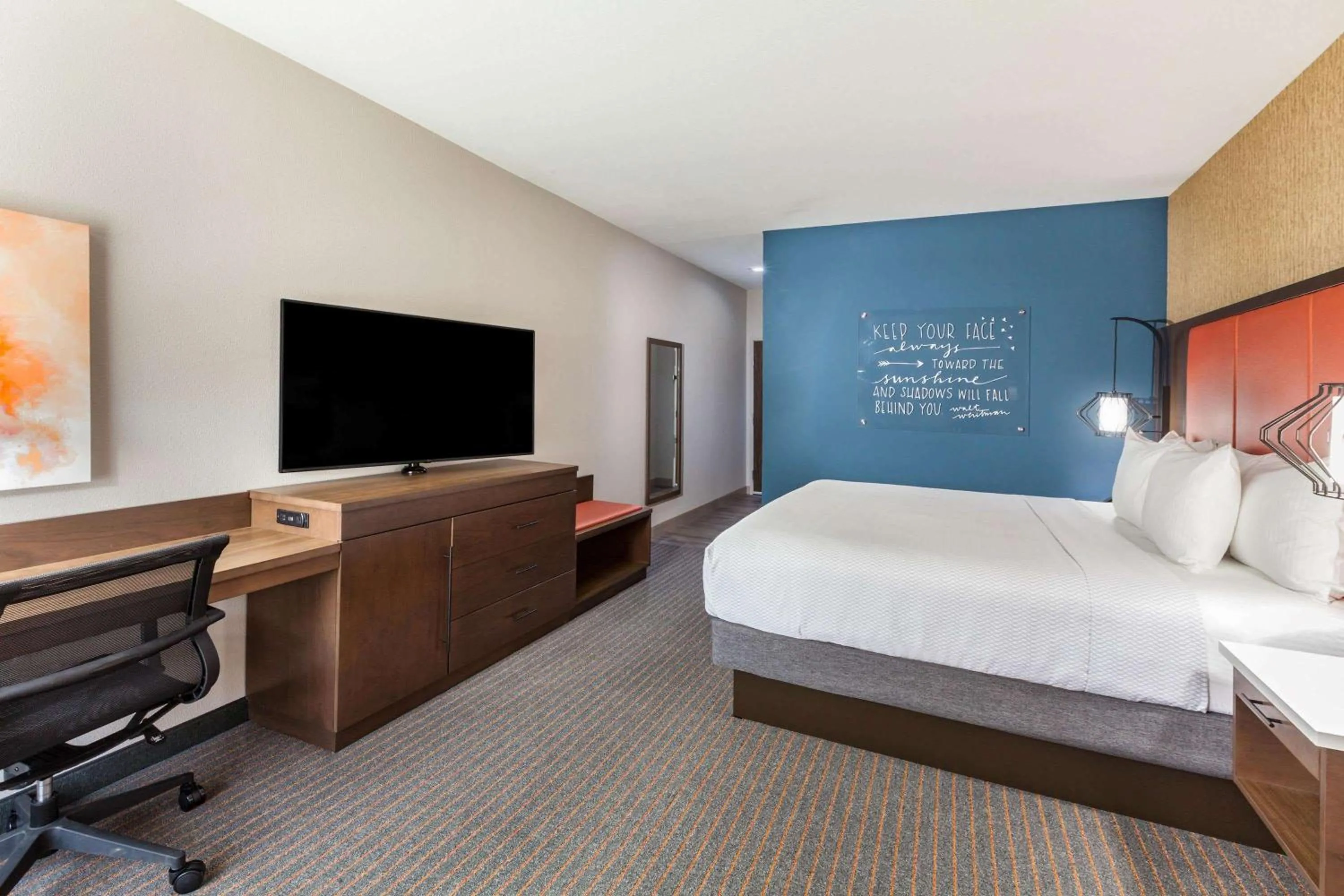 Photo of the whole room, Bed in La Quinta by Wyndham Houston East at Sheldon Rd