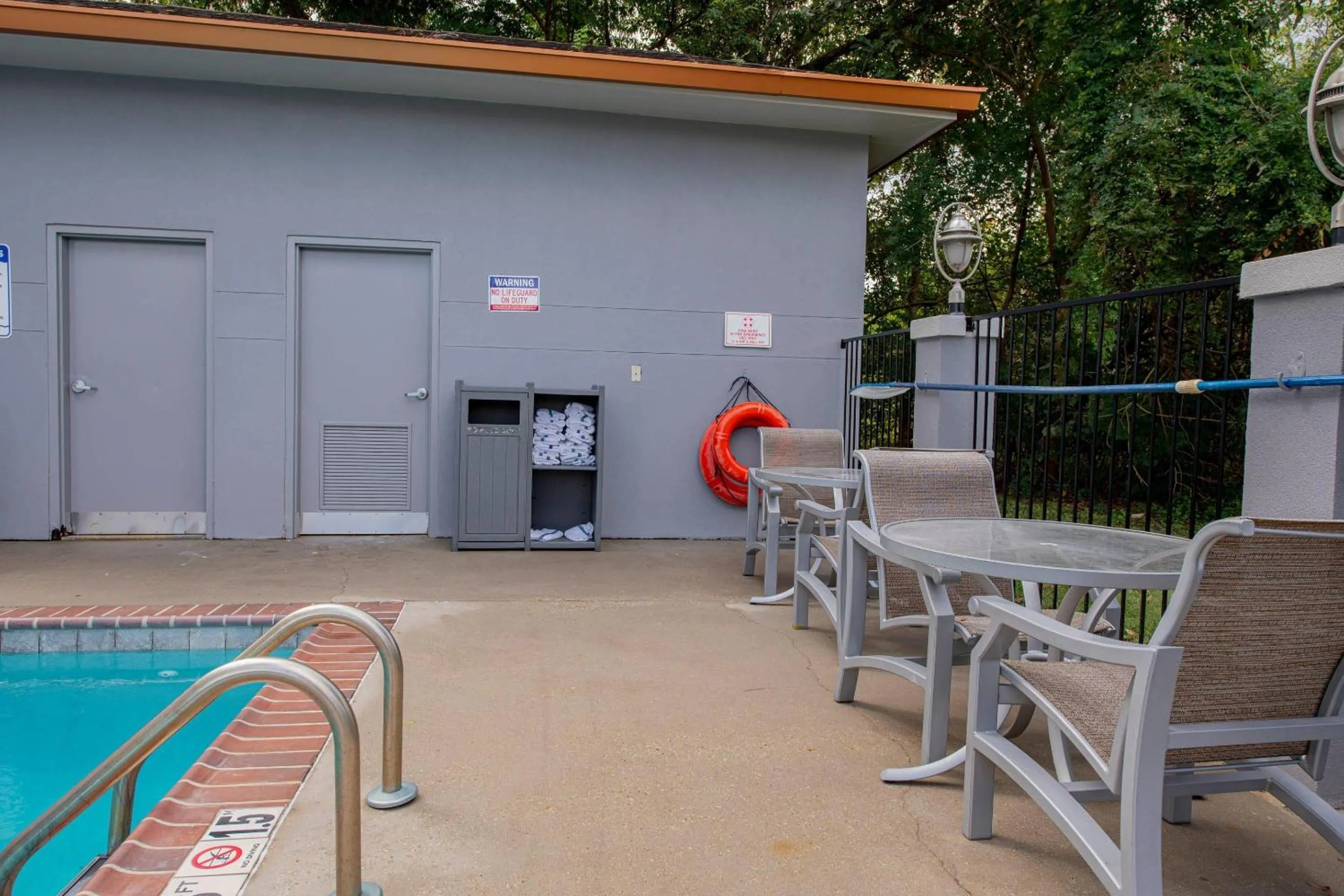 Swimming pool in Comfort Suites Oil Center