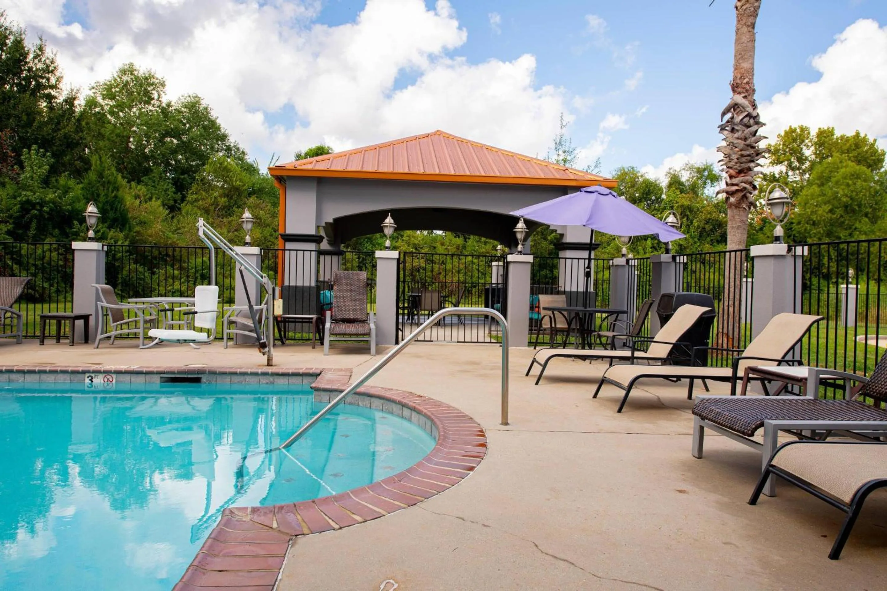 Swimming pool in Comfort Suites Oil Center