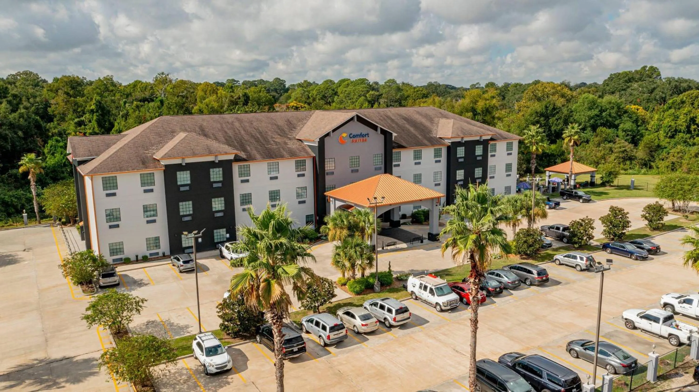 Property building in Comfort Suites Oil Center