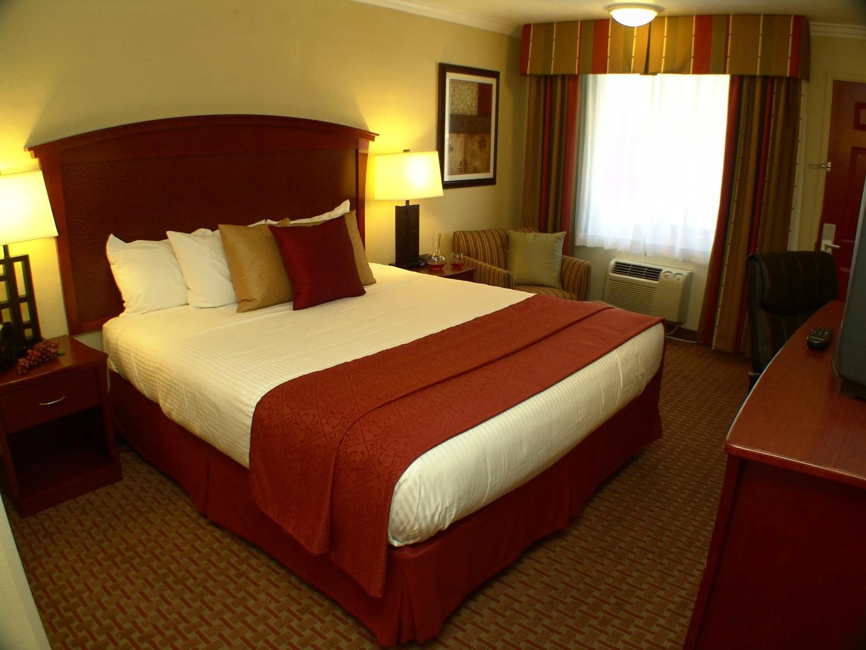 Bed in Quality Inn & Suites Santa Cruz Mountains