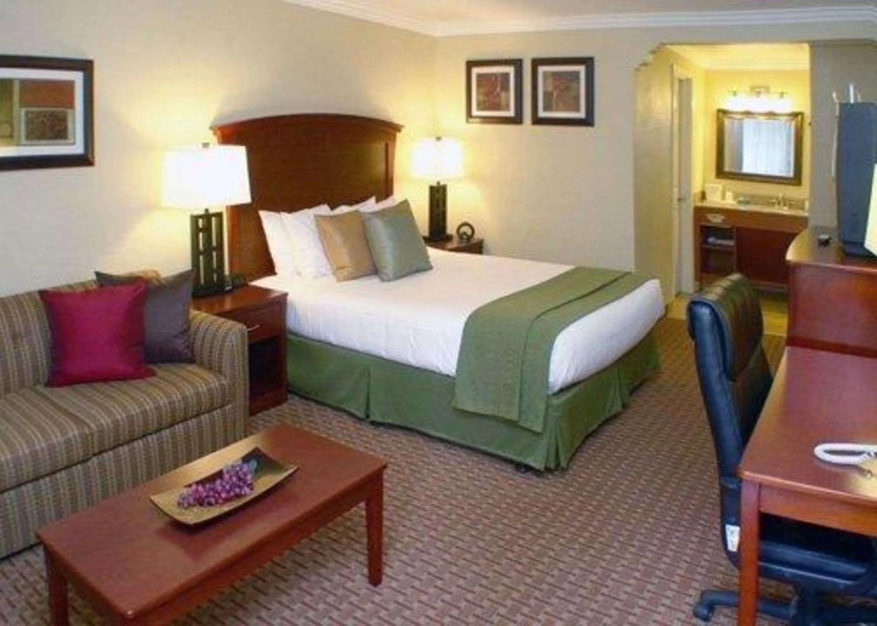 Photo of the whole room, Bed in Quality Inn & Suites Santa Cruz Mountains