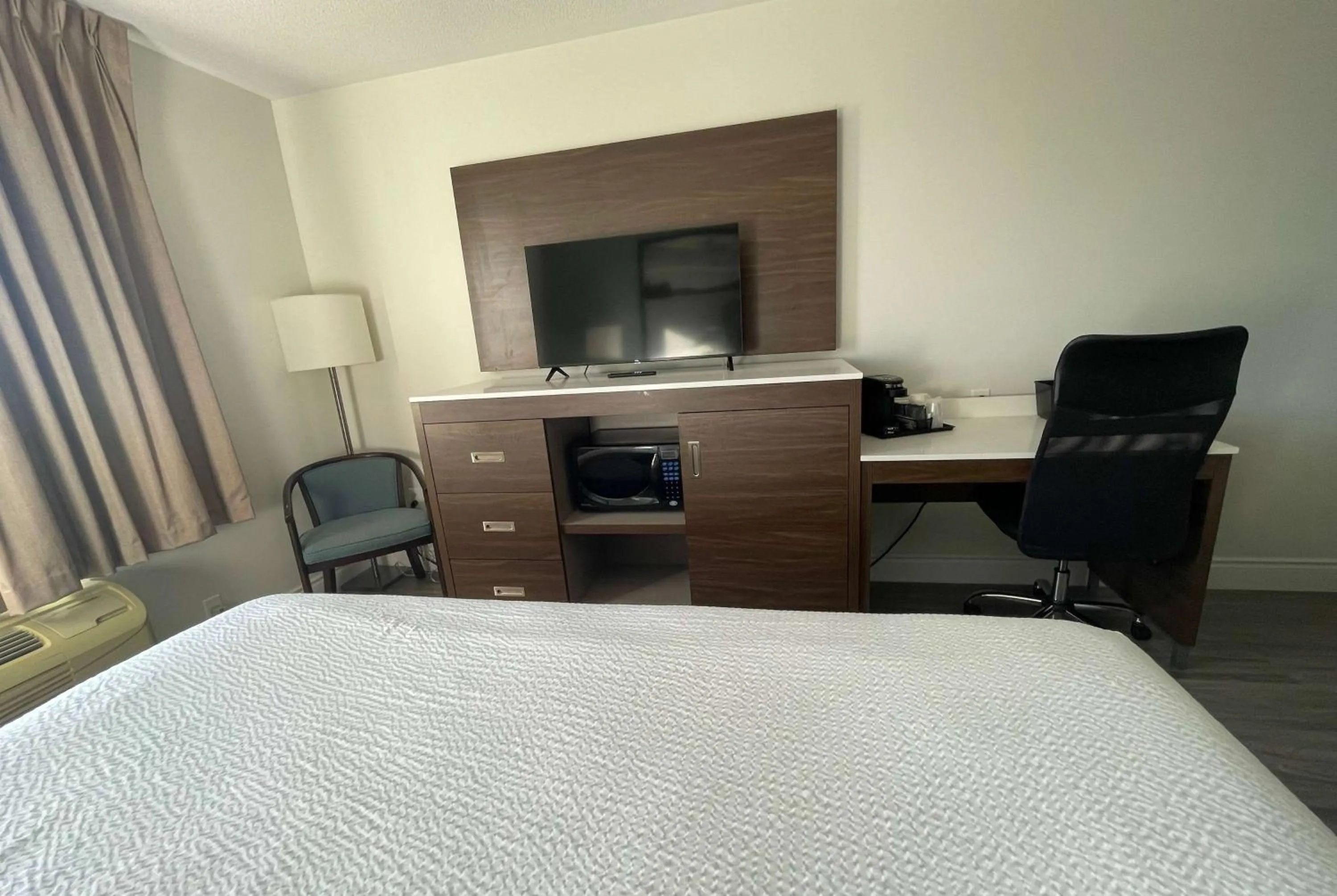 Photo of the whole room, Bed in Super 8 by Wyndham Peterborough