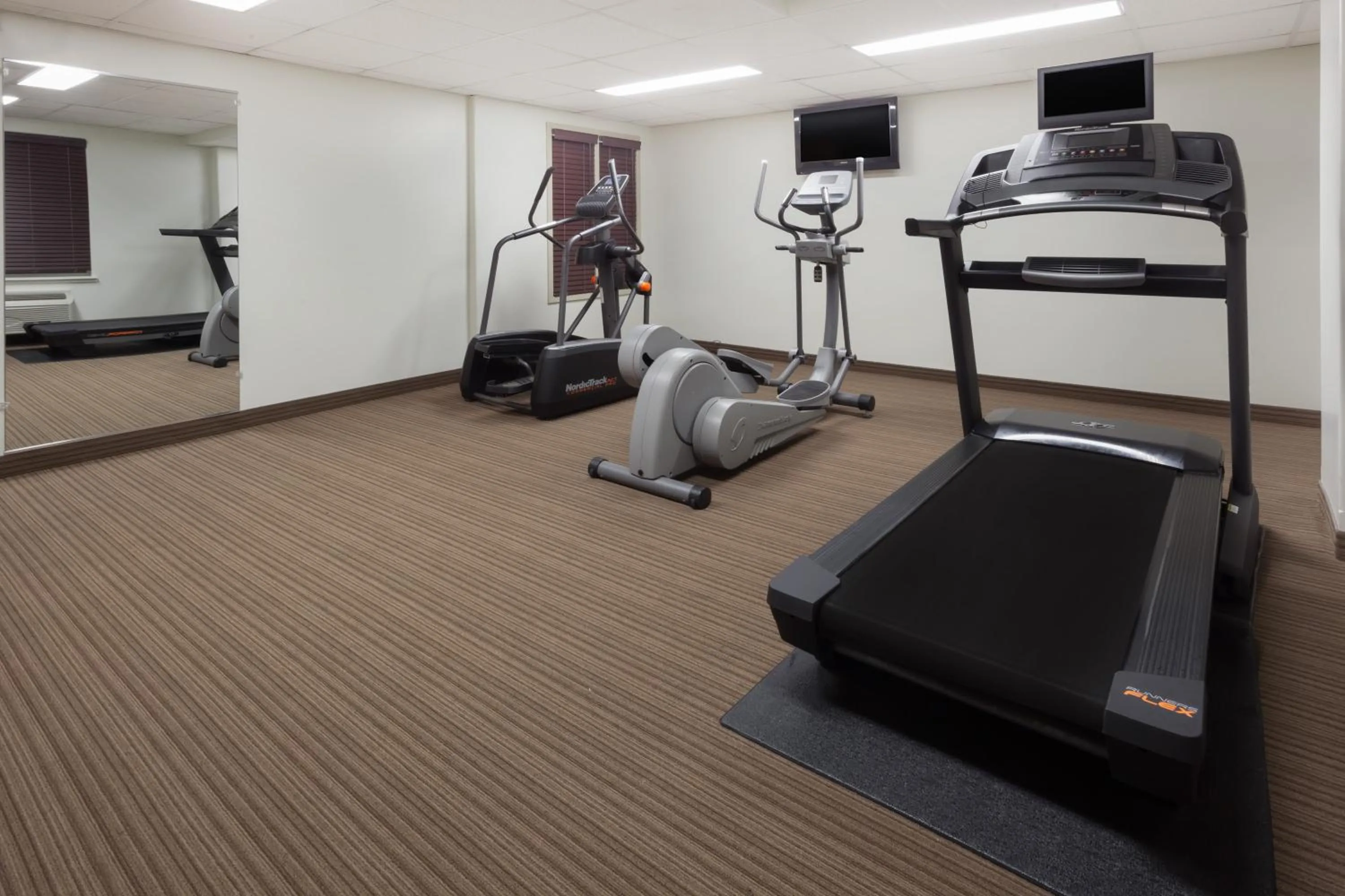 Fitness centre/facilities in Super 8 by Wyndham Peterborough