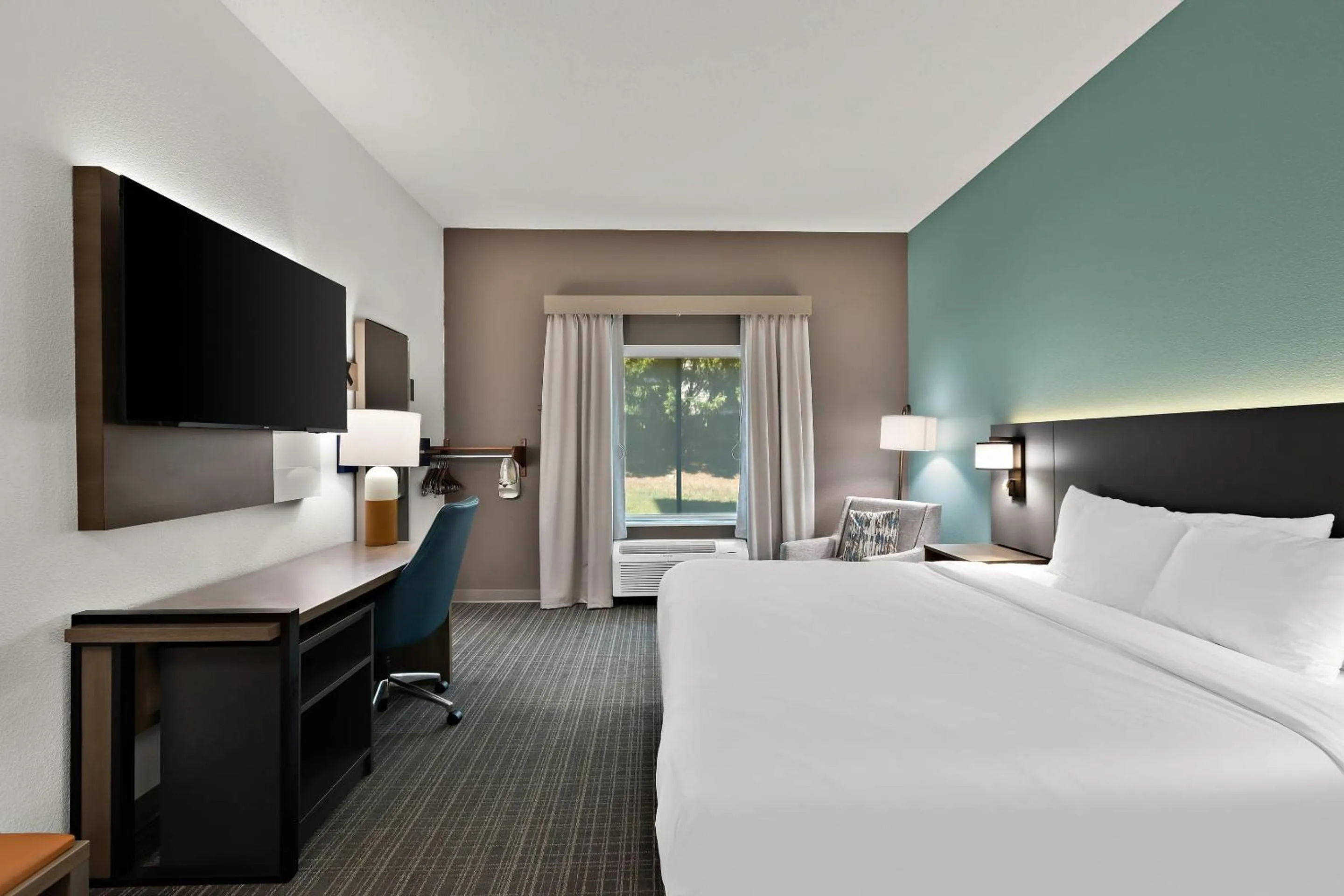 Bedroom, Bed in Comfort Inn Powell - Knoxville North