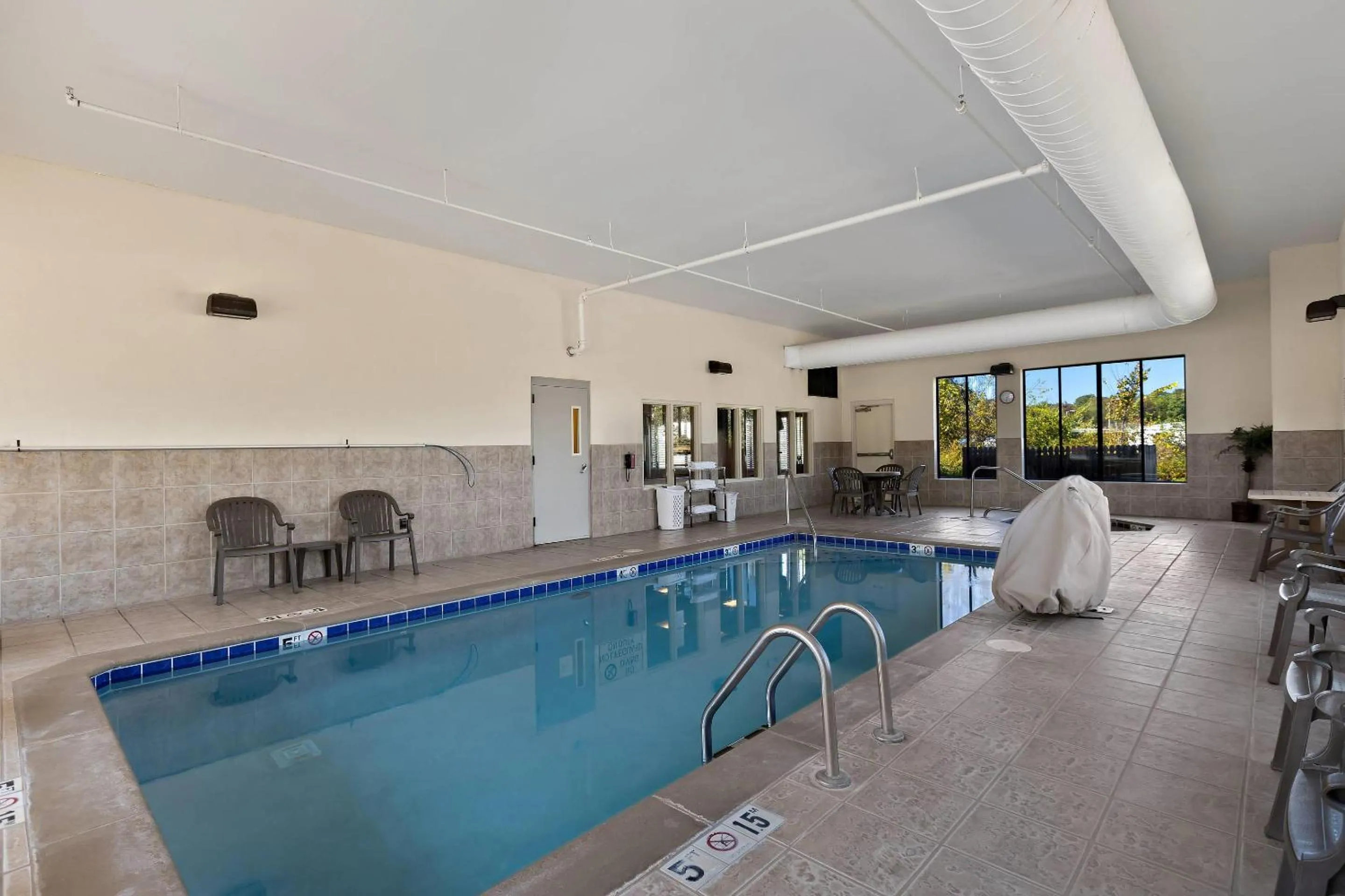 Swimming pool in Comfort Inn Powell - Knoxville North