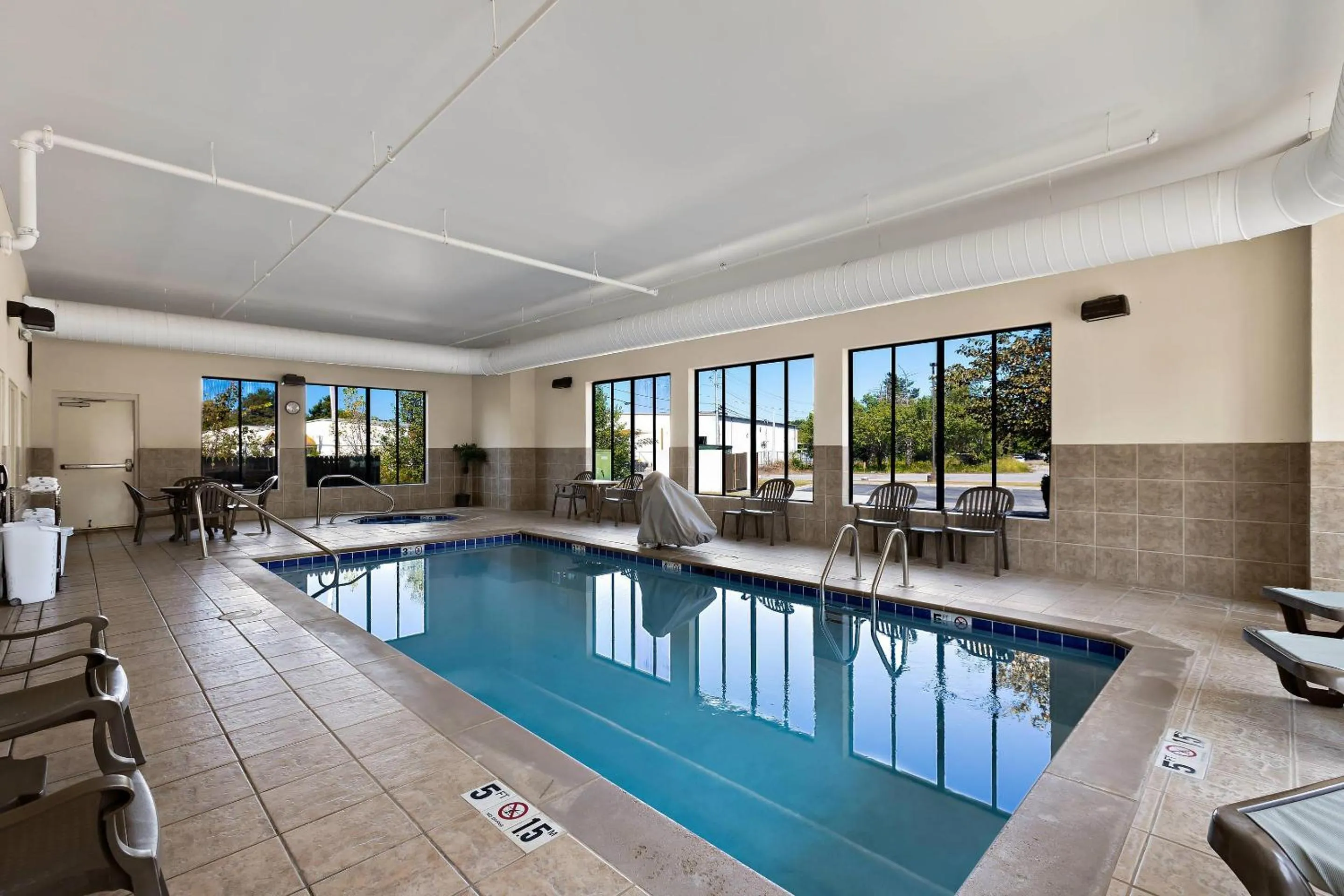 Swimming pool in Comfort Inn Powell - Knoxville North