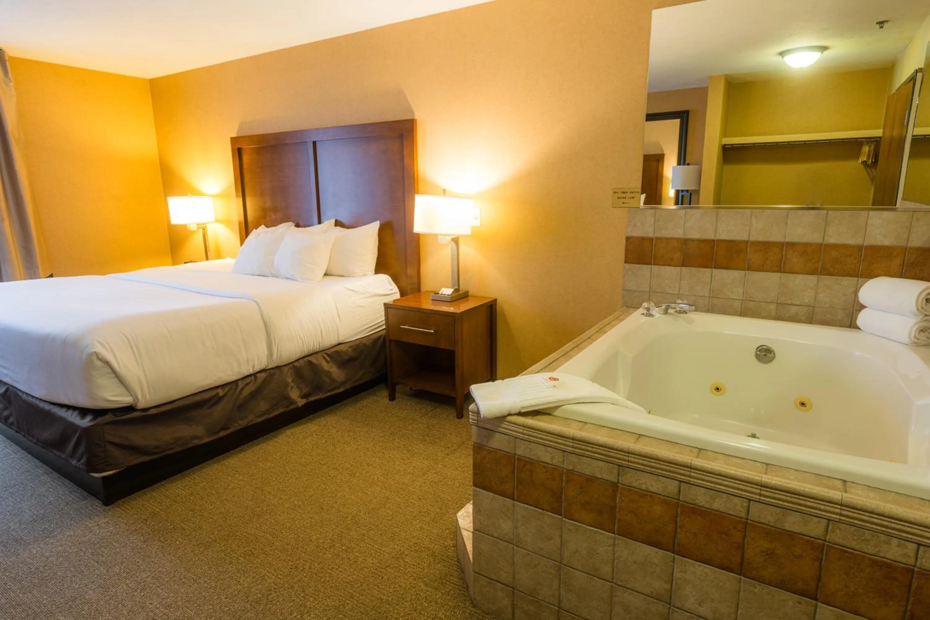 Hot Tub, Bed in Comfort Inn & Suites Spokane Valley Central