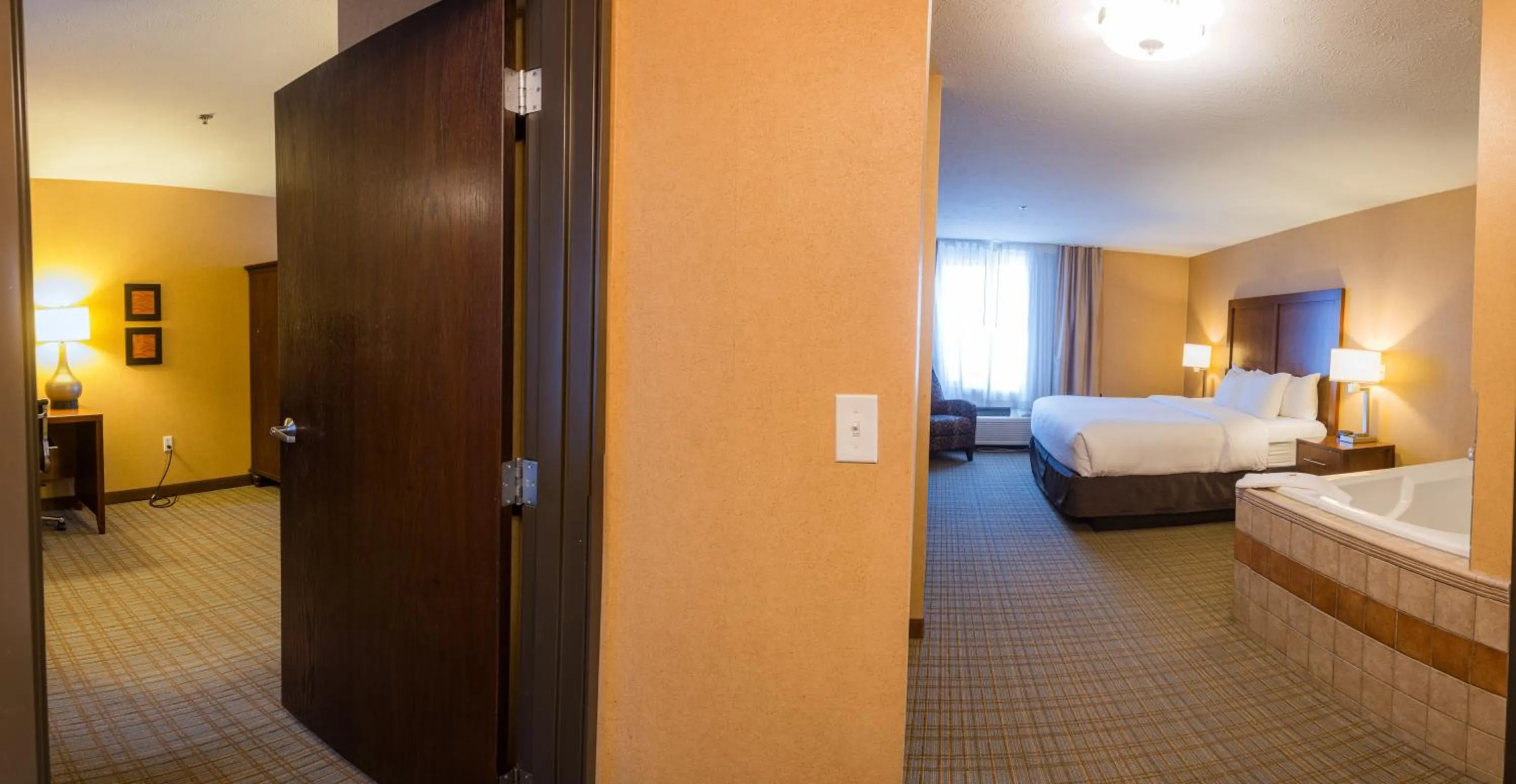 Photo of the whole room, Bed in Comfort Inn & Suites Spokane Valley Central
