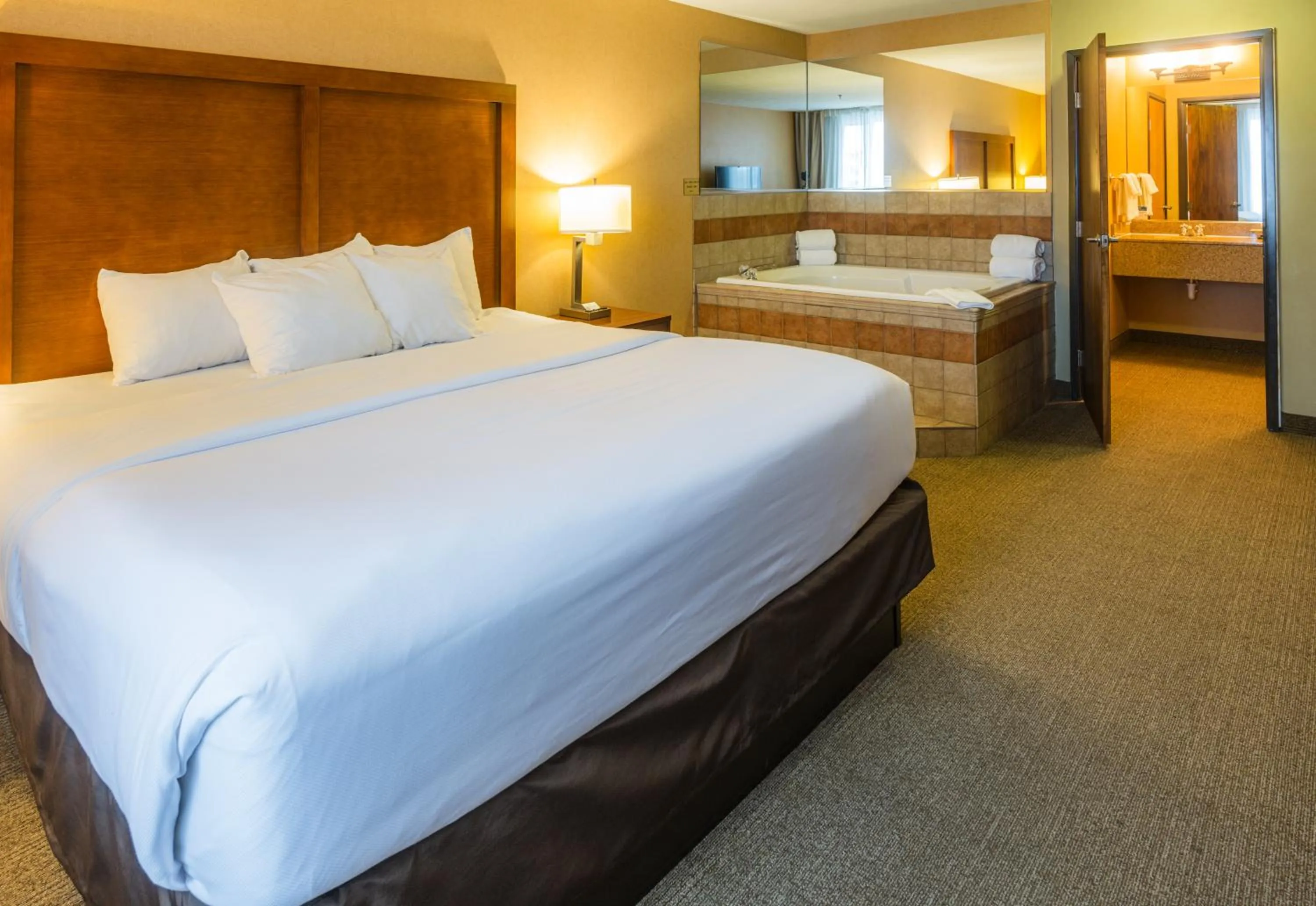Hot Tub, Bed in Comfort Inn & Suites Spokane Valley Central