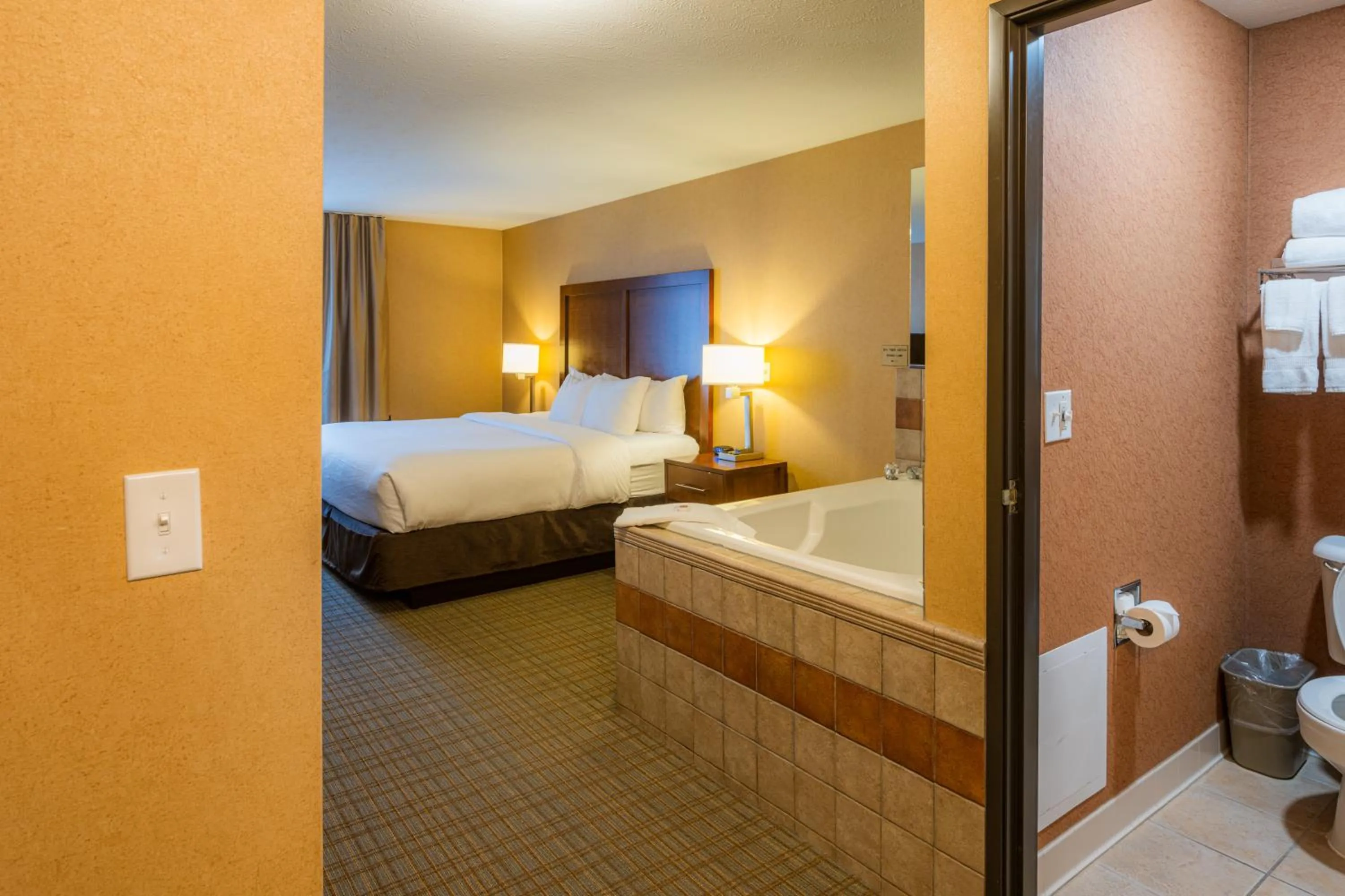Hot Tub, Bed in Comfort Inn & Suites Spokane Valley Central