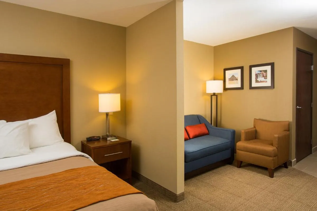 Seating area, Bed in Comfort Inn & Suites Spokane Valley Central