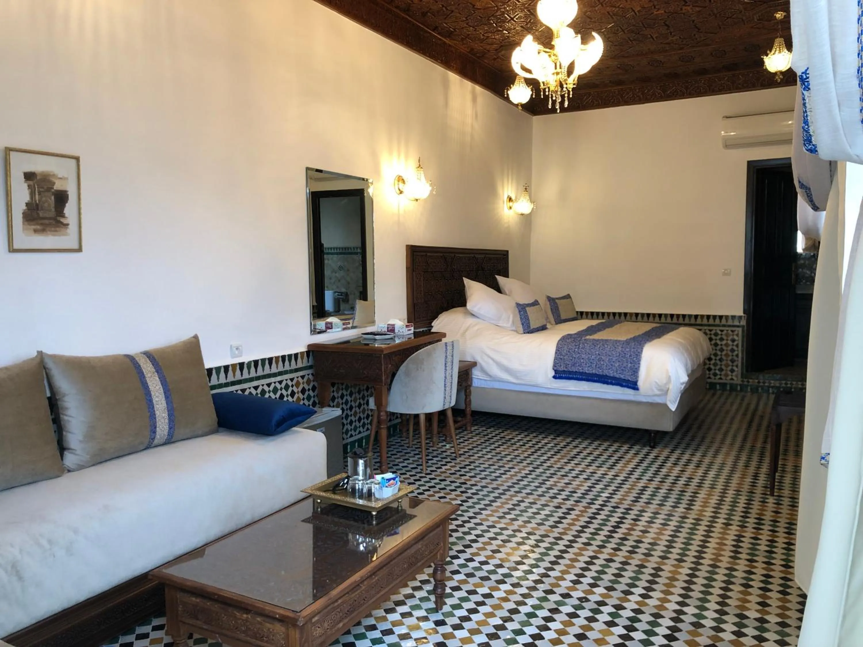 Coffee/tea facilities, Bed in Le Grand Alcazar - Riad