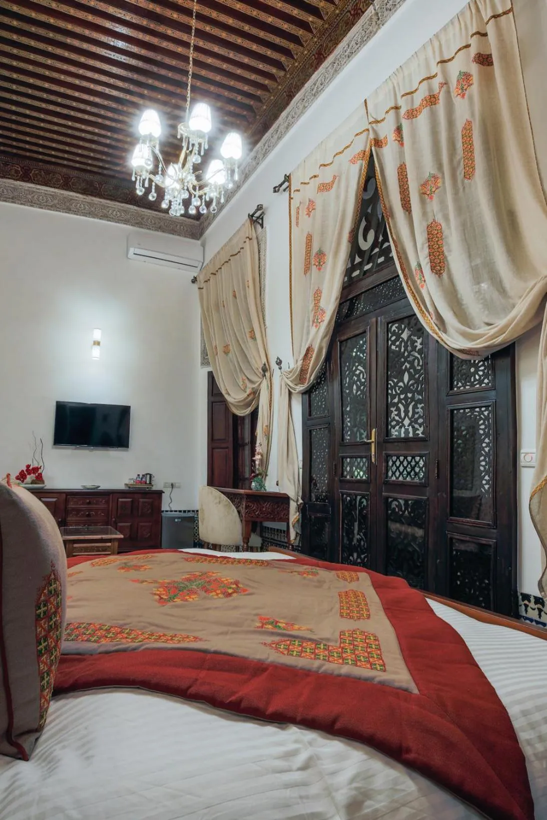 Bed in Le Grand Alcazar - Riad