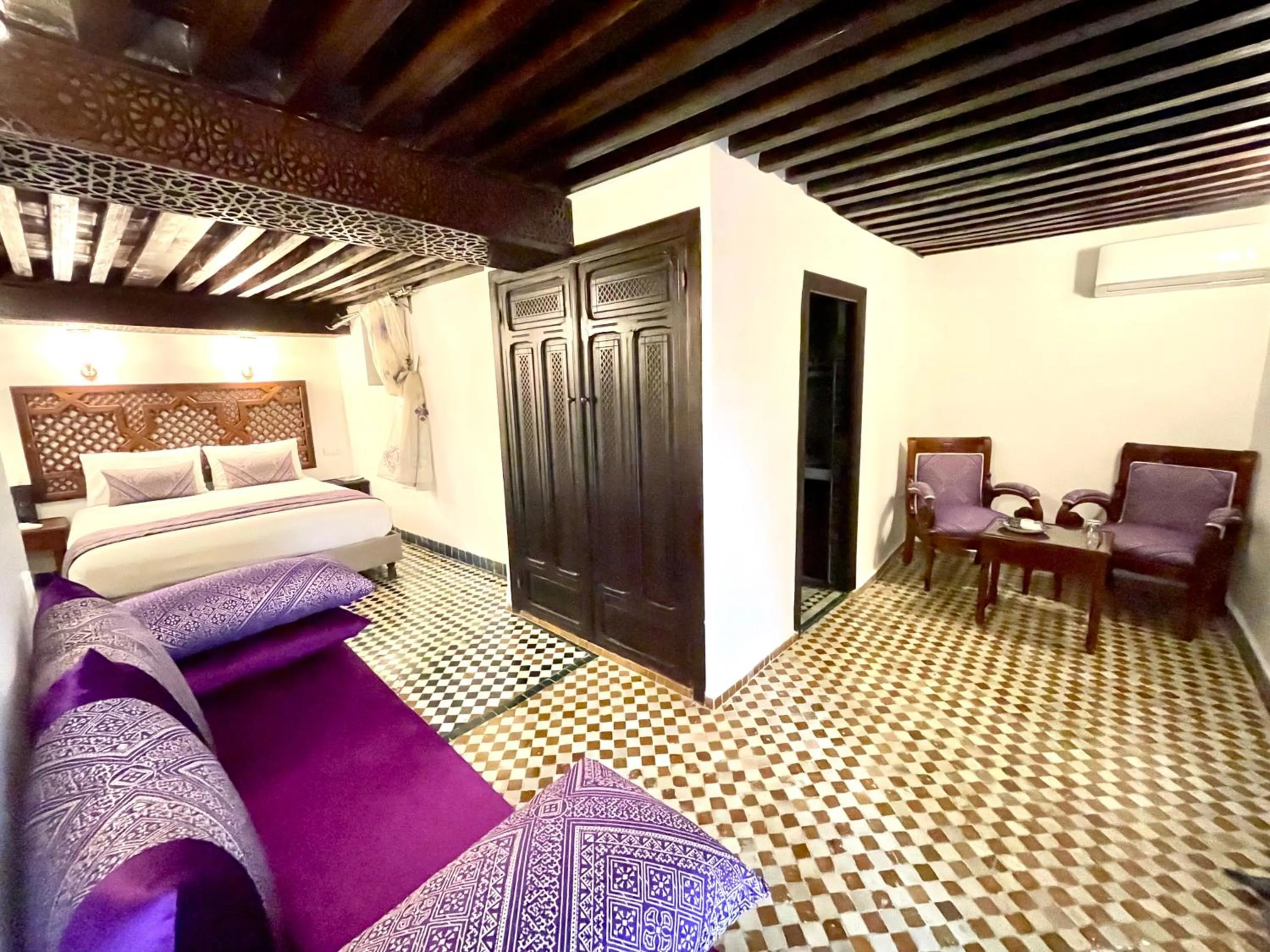 Bed in Le Grand Alcazar - Riad